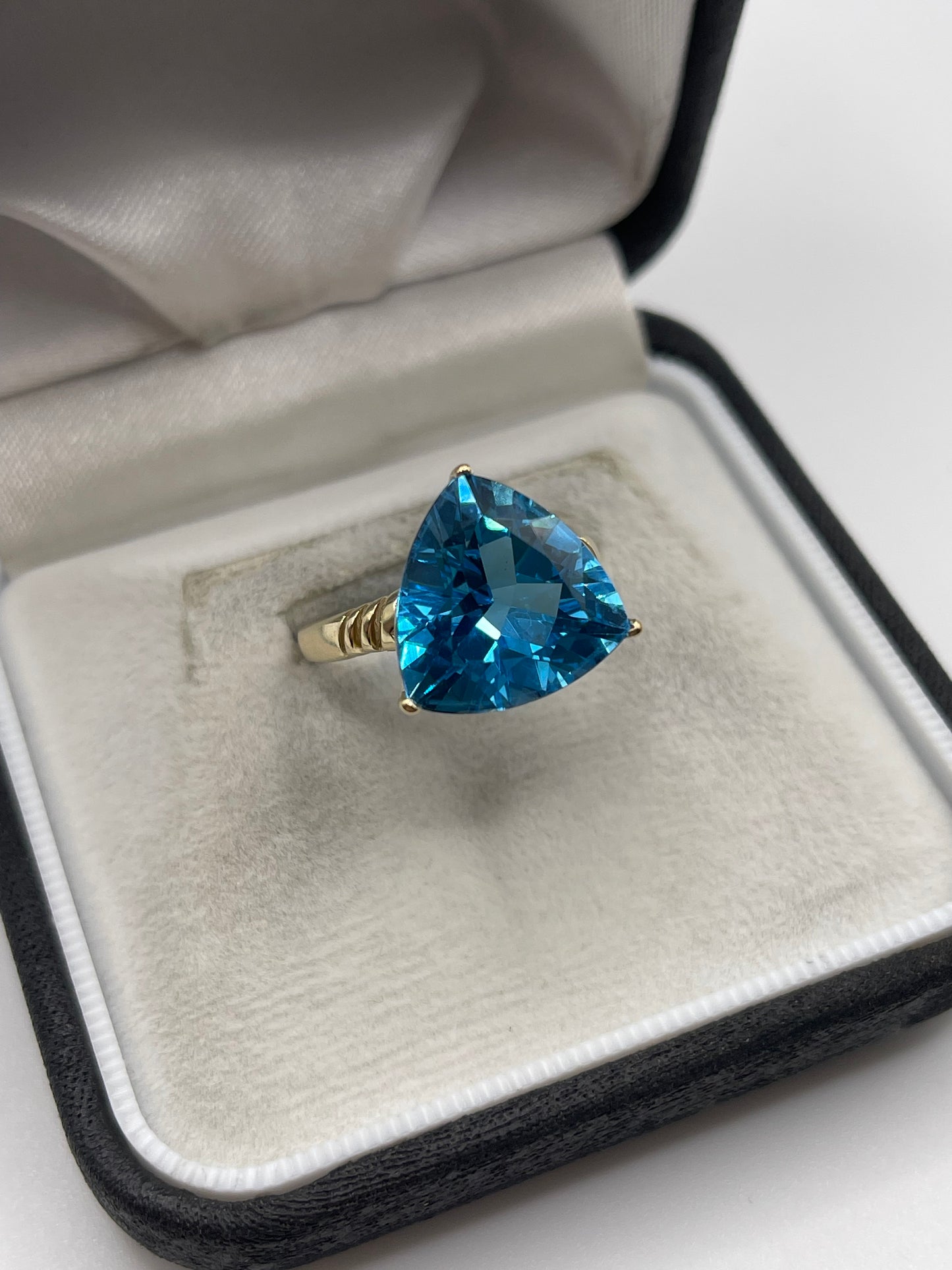 9ct gold blue topaz ring