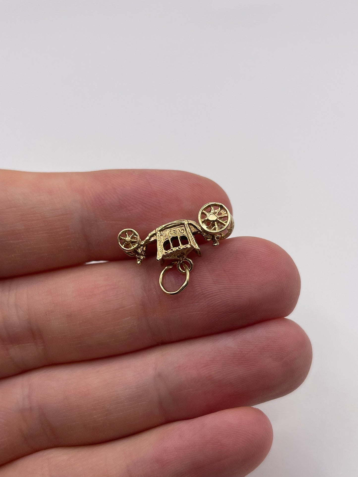 9ct gold carriage charm