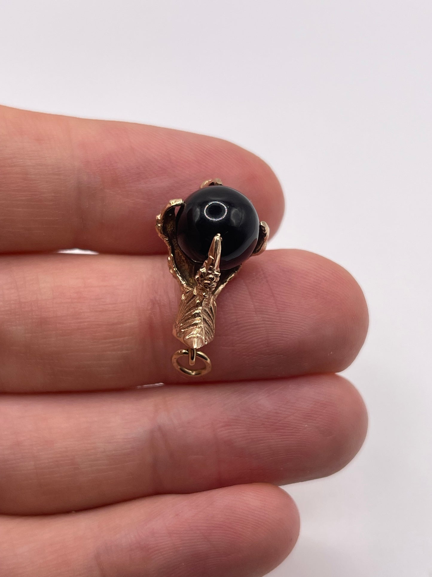 9ct gold onyx claw pendant