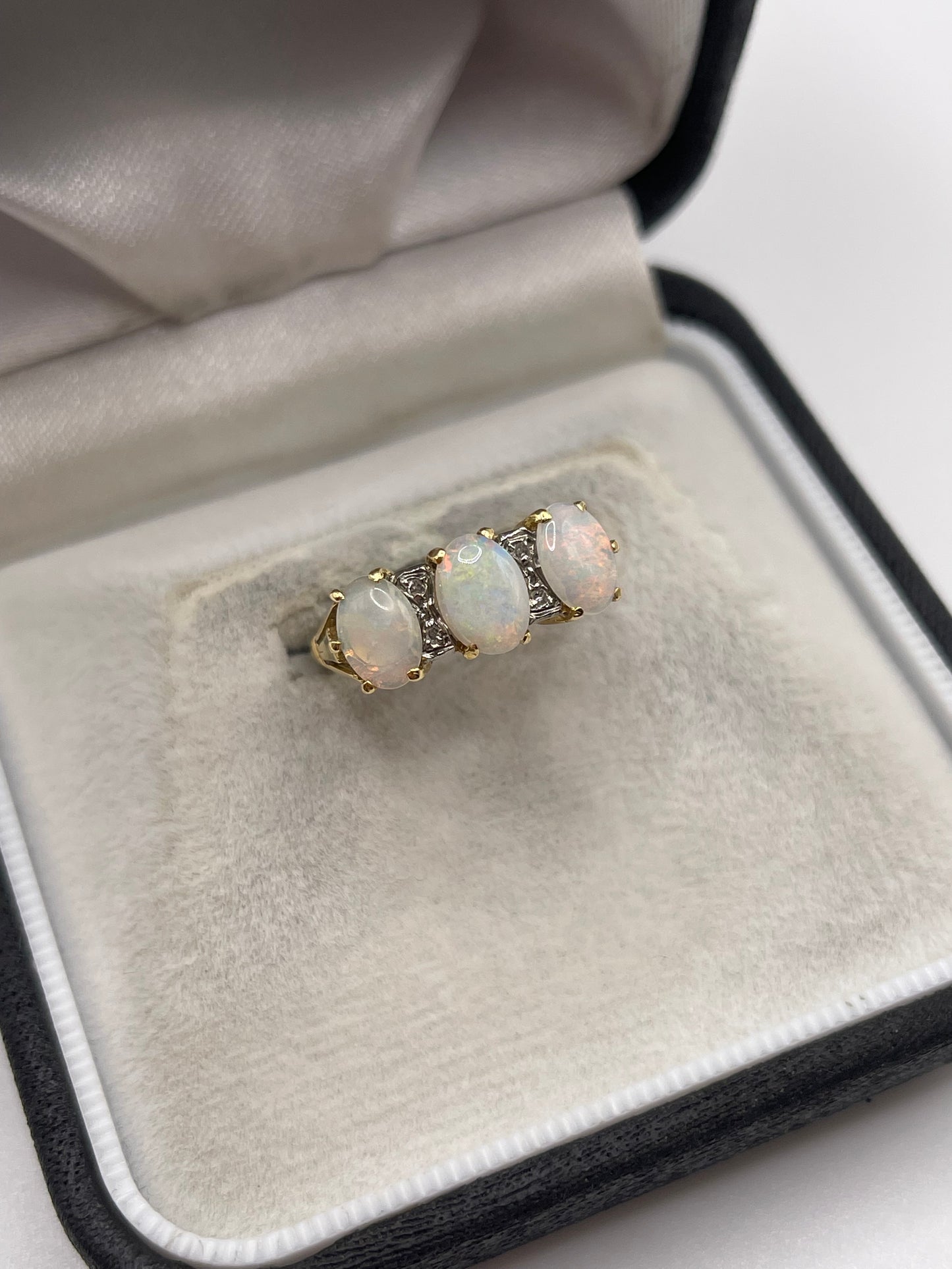 18ct gold opal and diamond ring