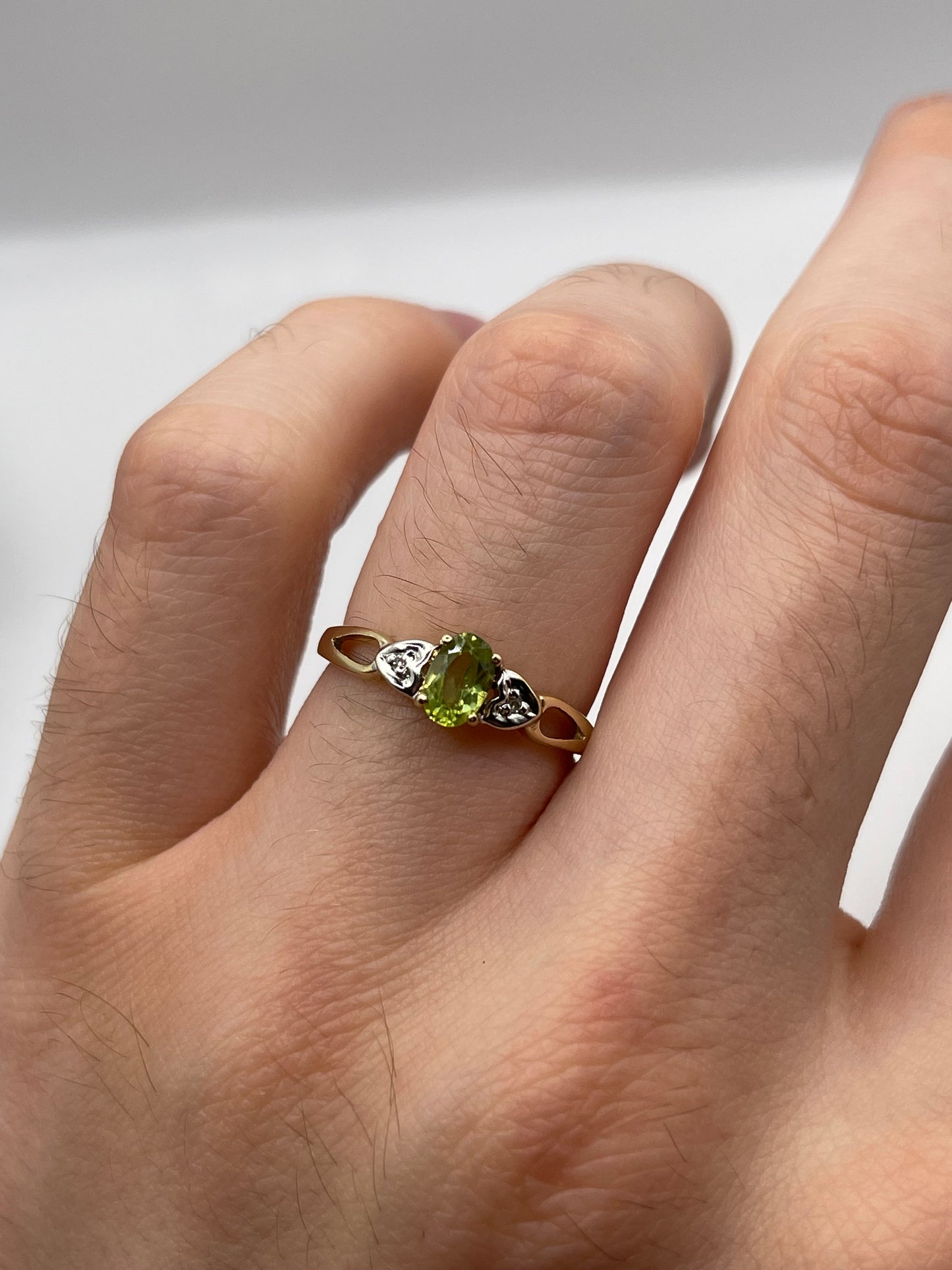 9ct gold peridot and diamond ring