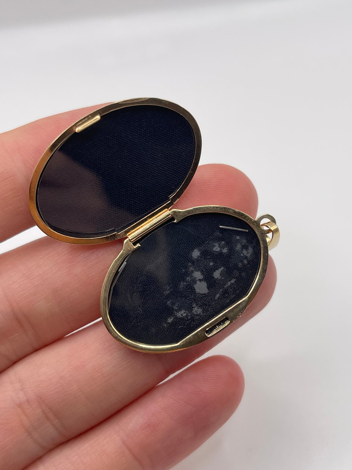 9ct gold diamond locket pendant