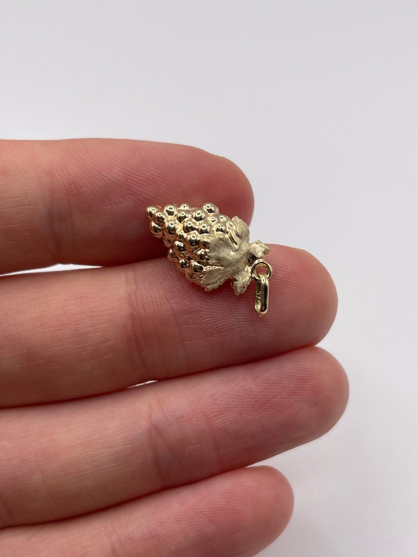 9ct gold grapes charm