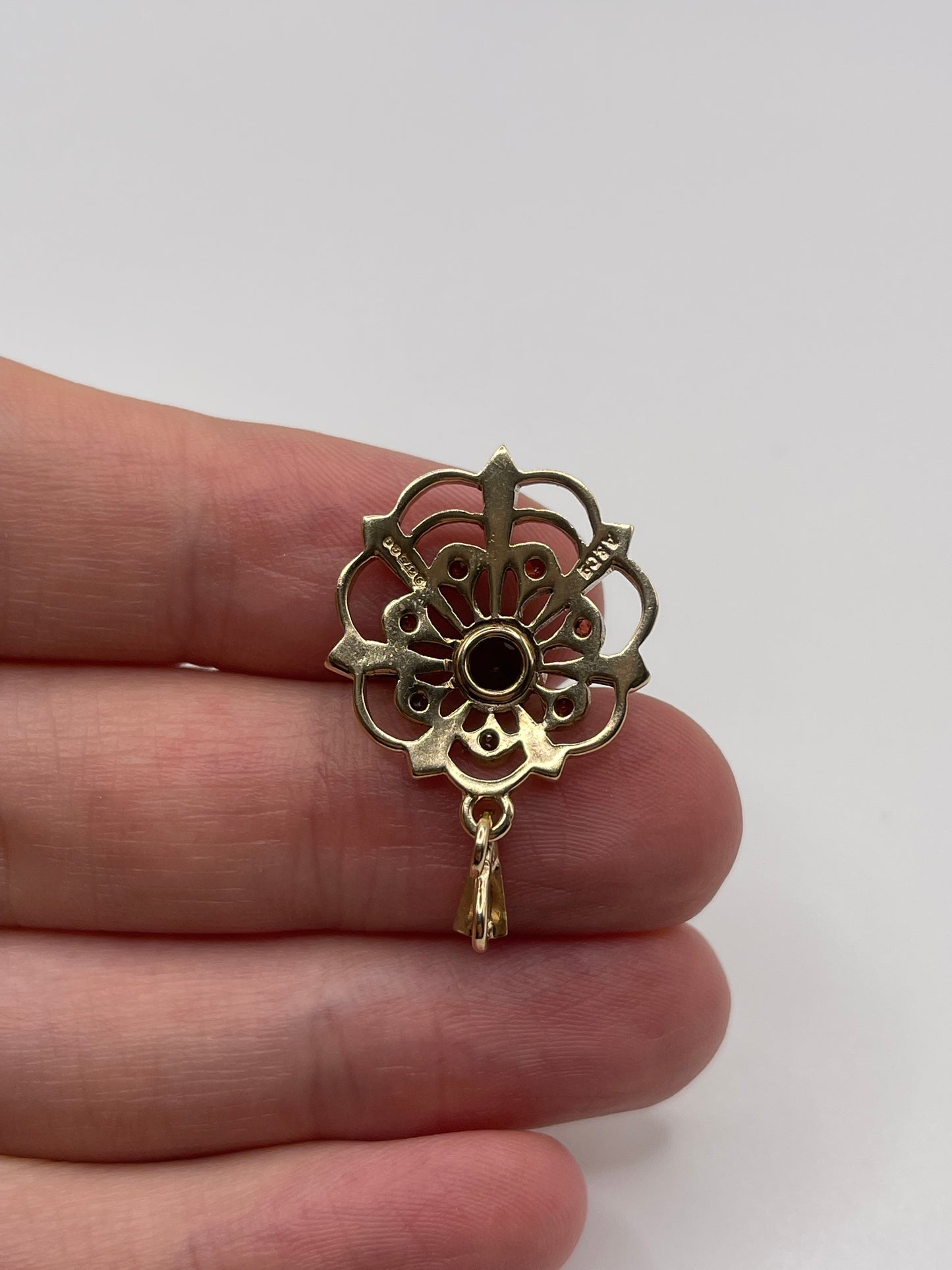 9ct gold garnet pendant