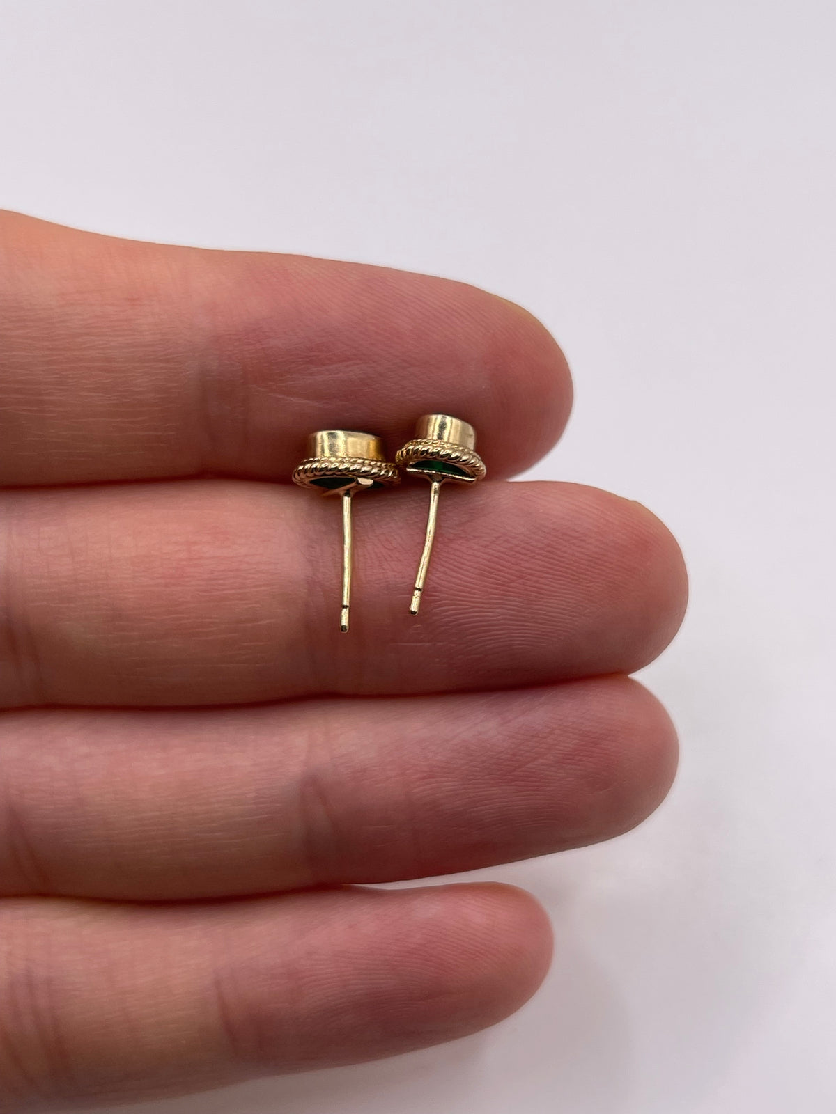 9ct gold emerald earrings