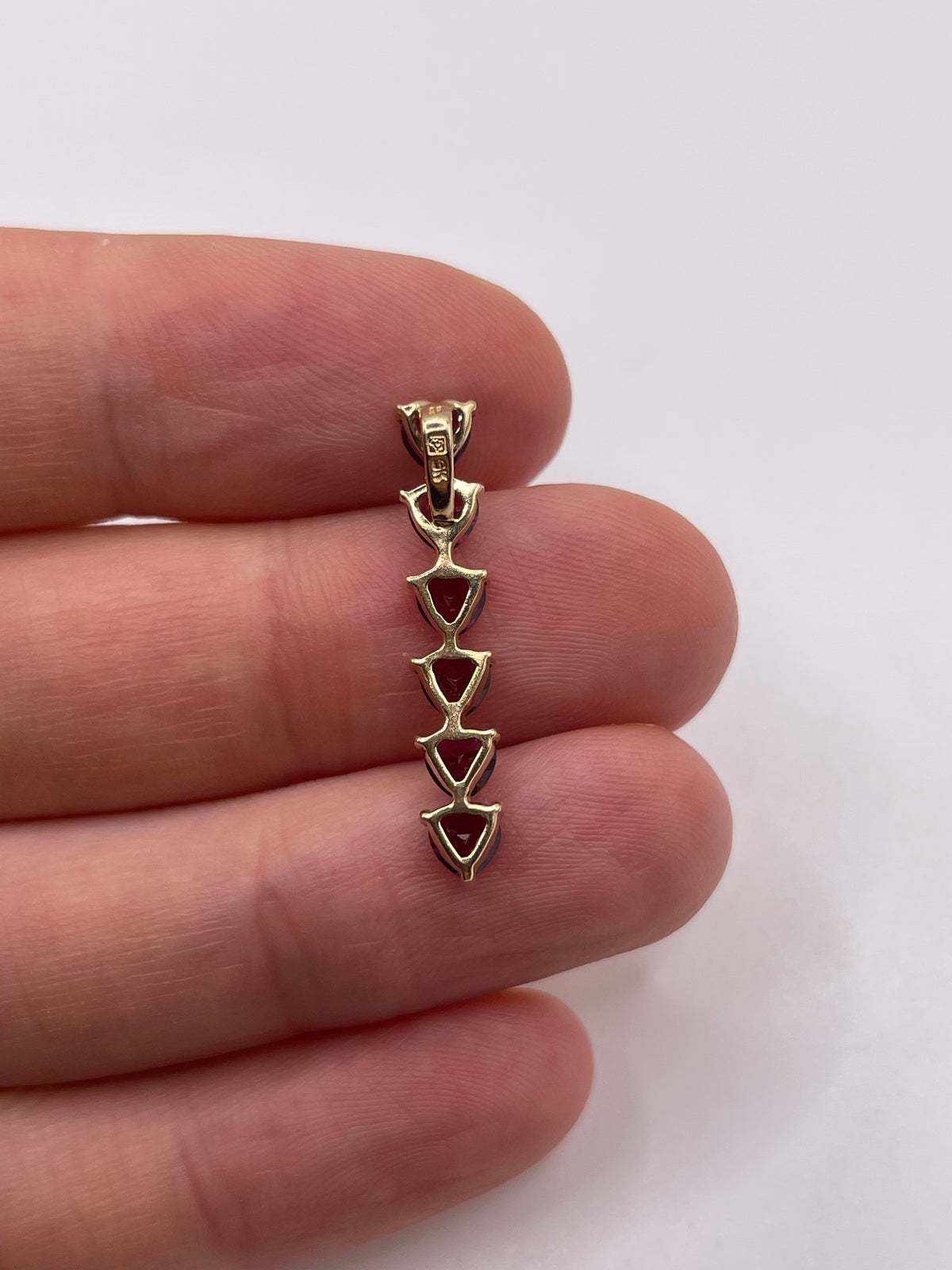 9ct gold garnet pendant
