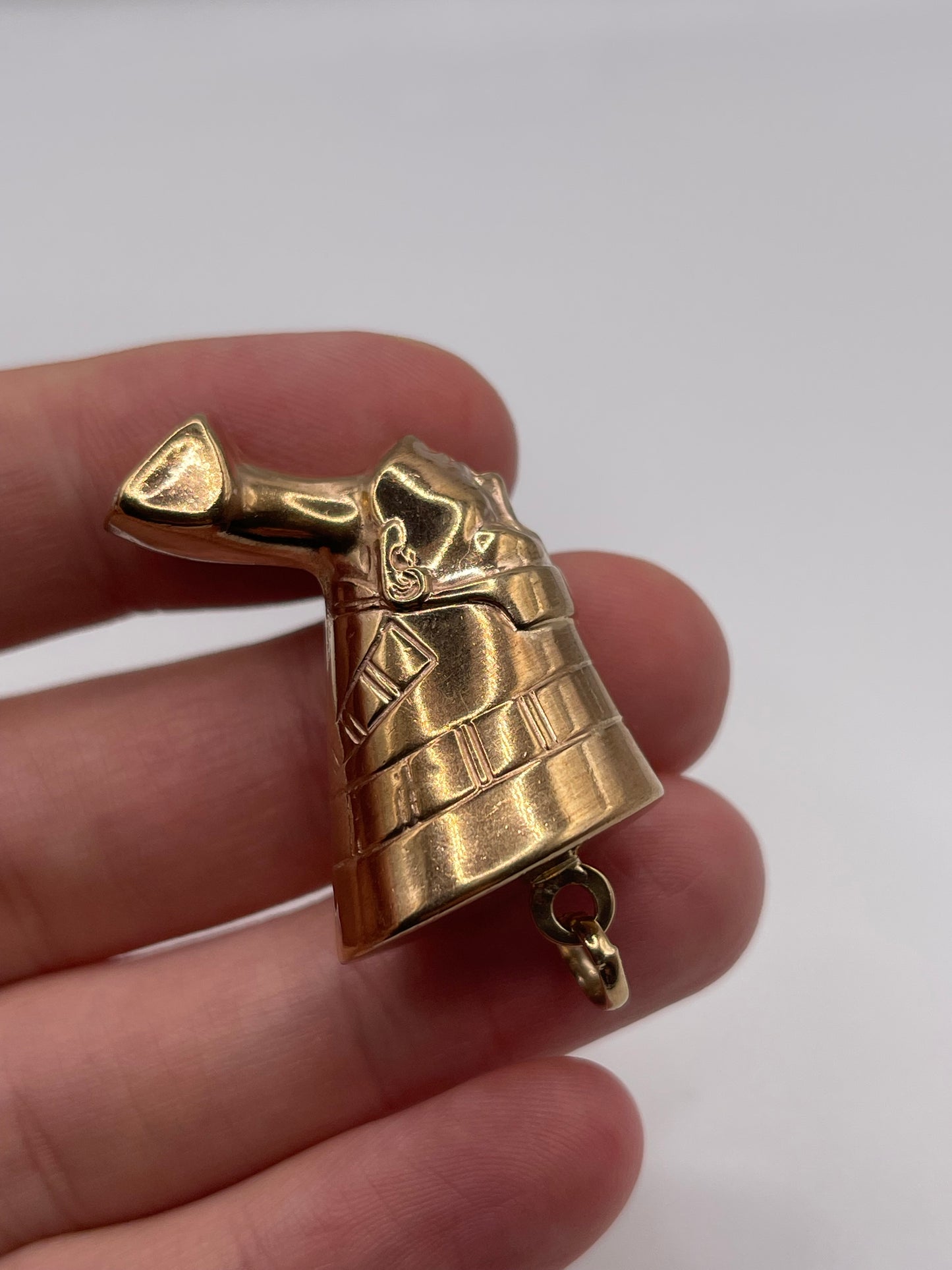 9ct gold Queen Nefertiti pendant