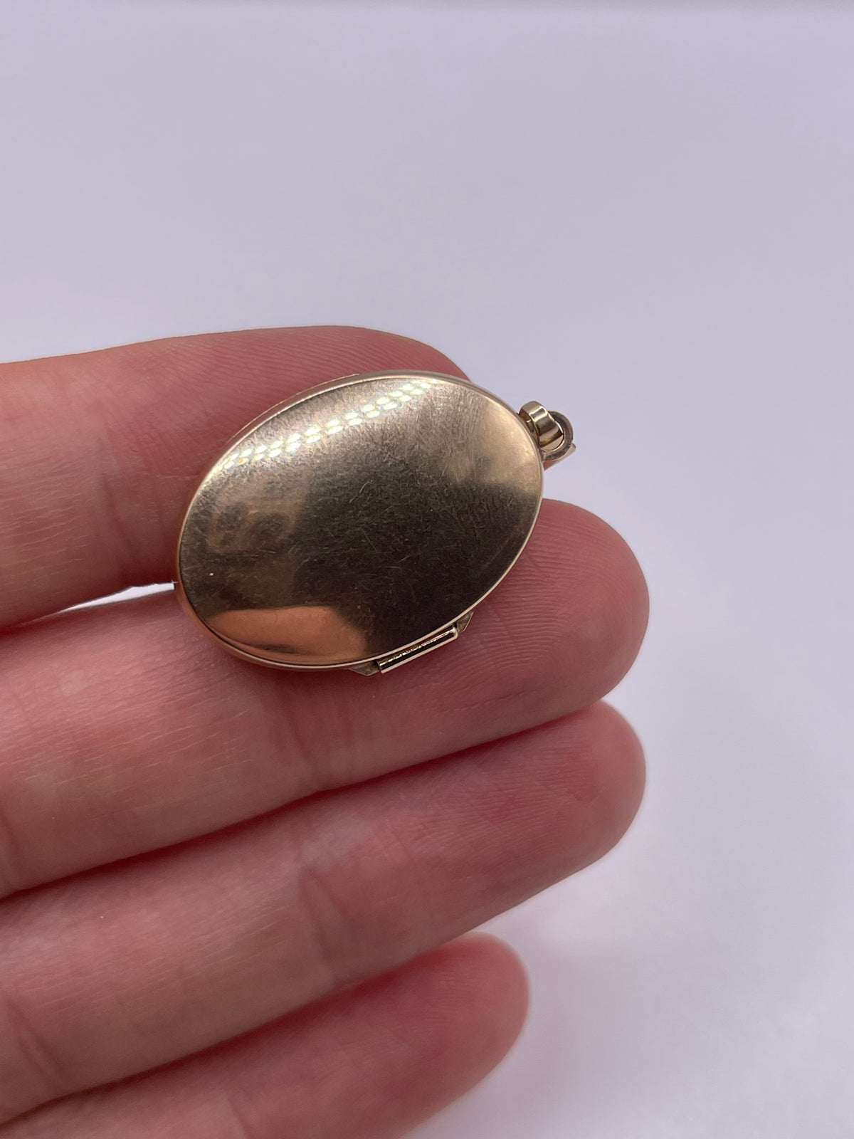 9ct gold mother of pearl locket pendant