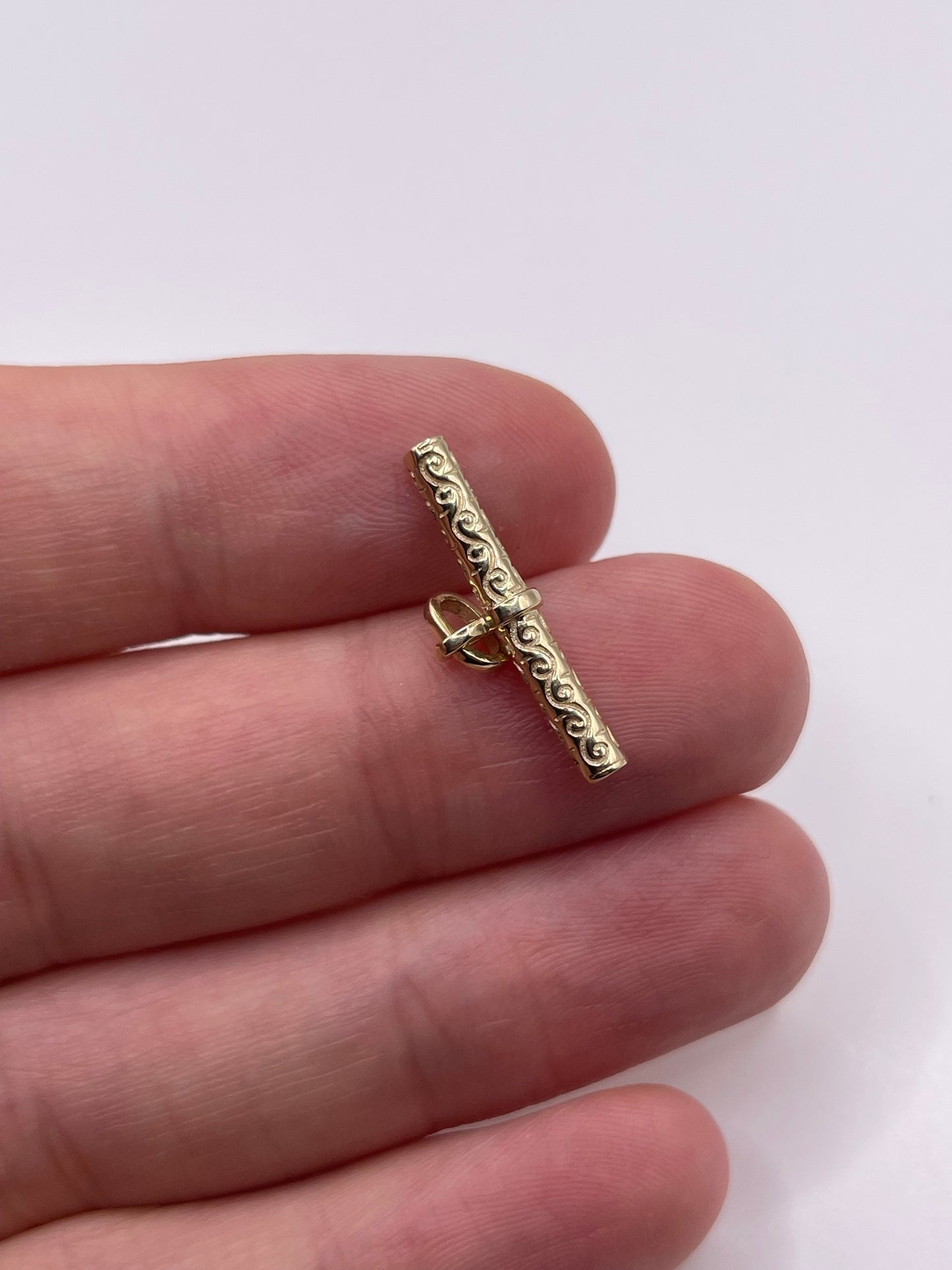 9ct gold patterned t bar pendant