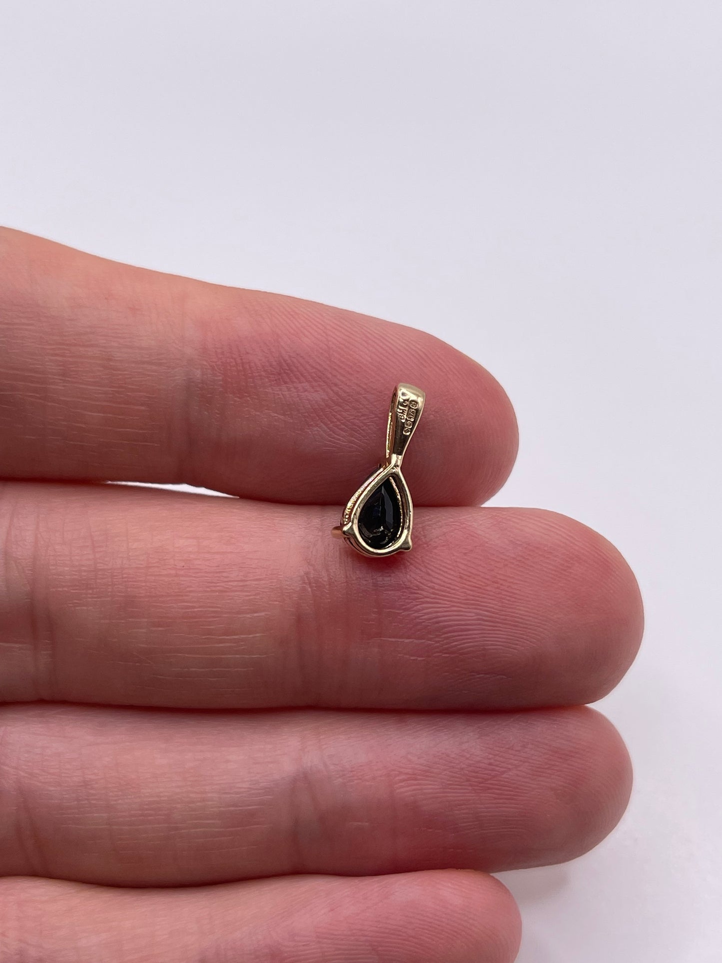 9ct gold sapphire pendant