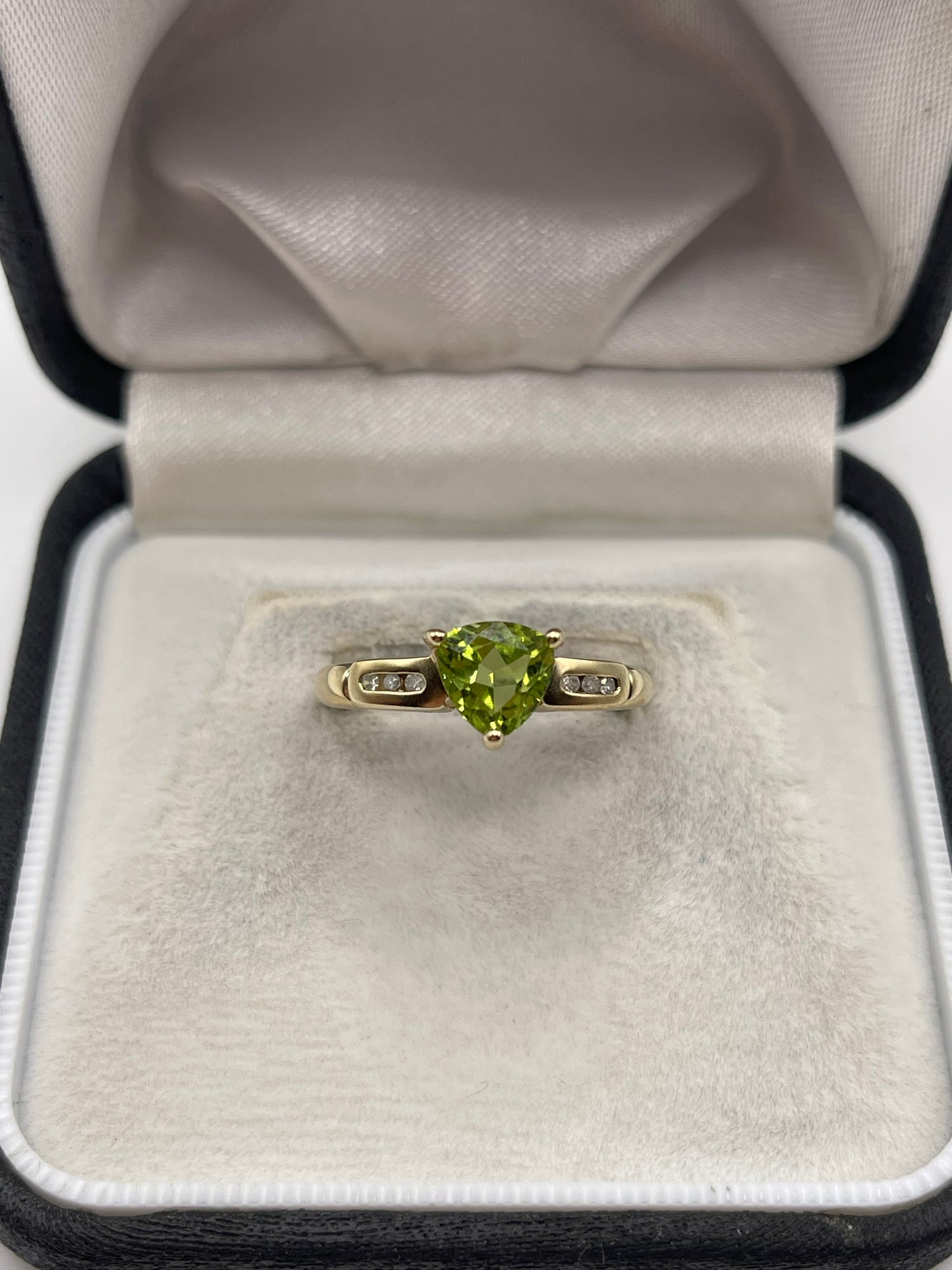 9ct gold peridot and diamond ring