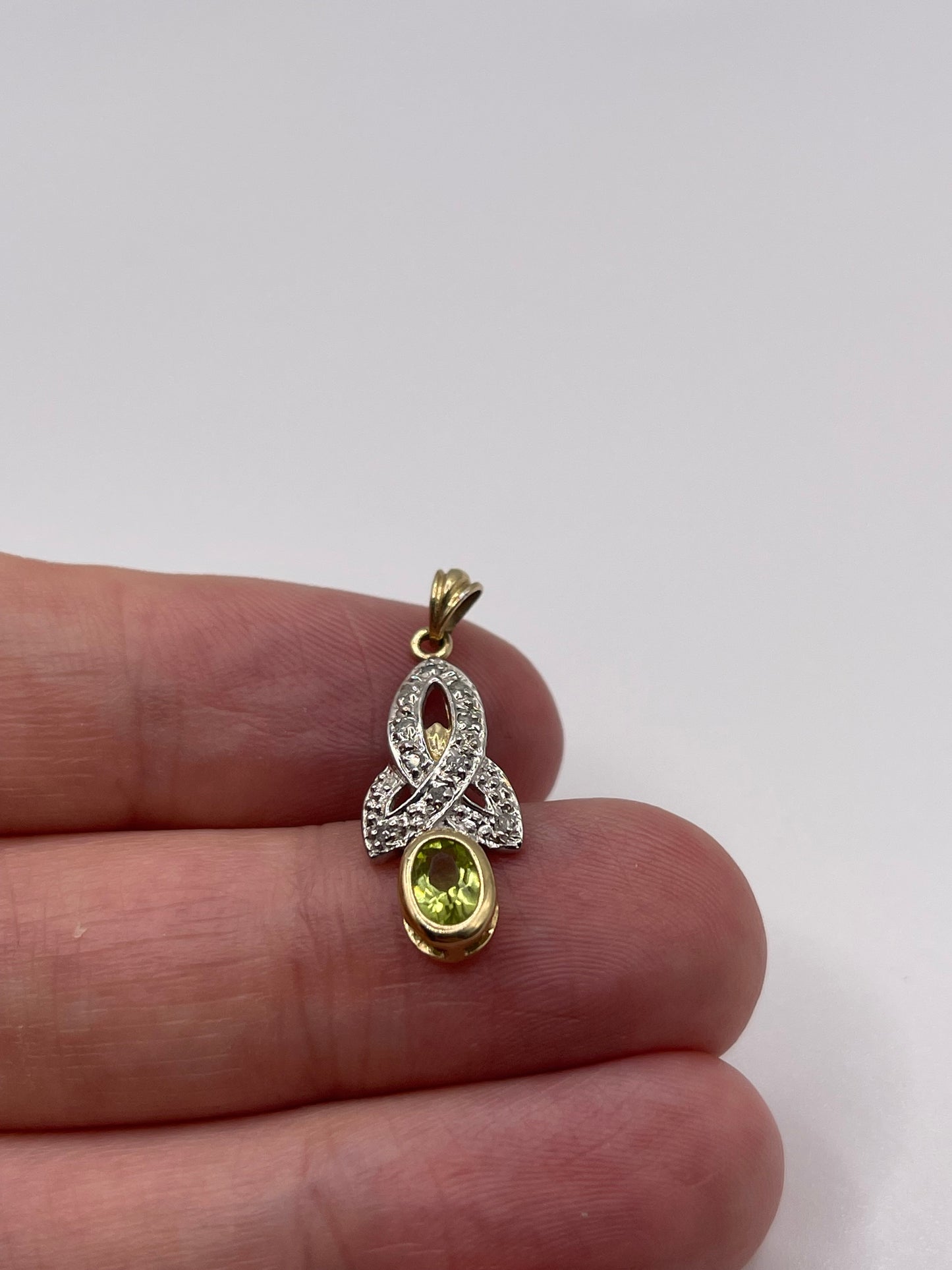 9ct gold peridot and diamond pendant