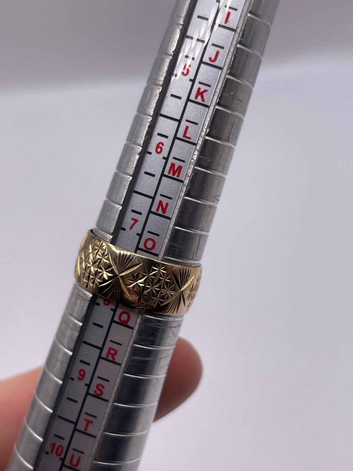 9ct gold patterned band