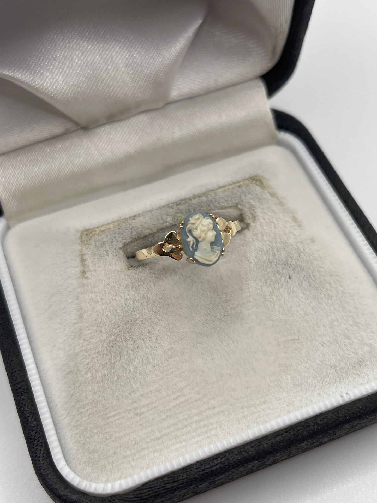 9ct gold Wedgwood cameo ring