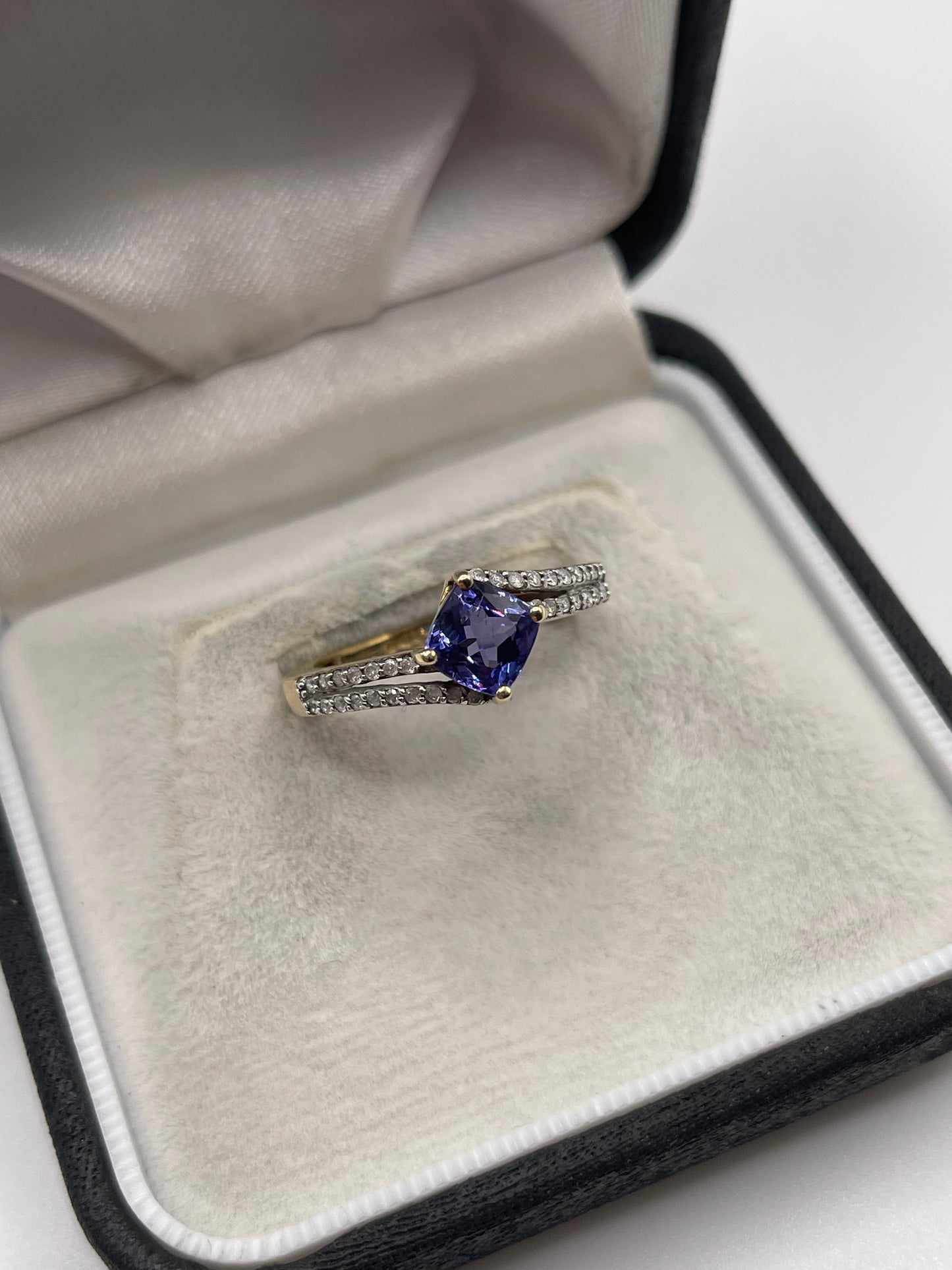 9ct gold tanzanite and diamond ring