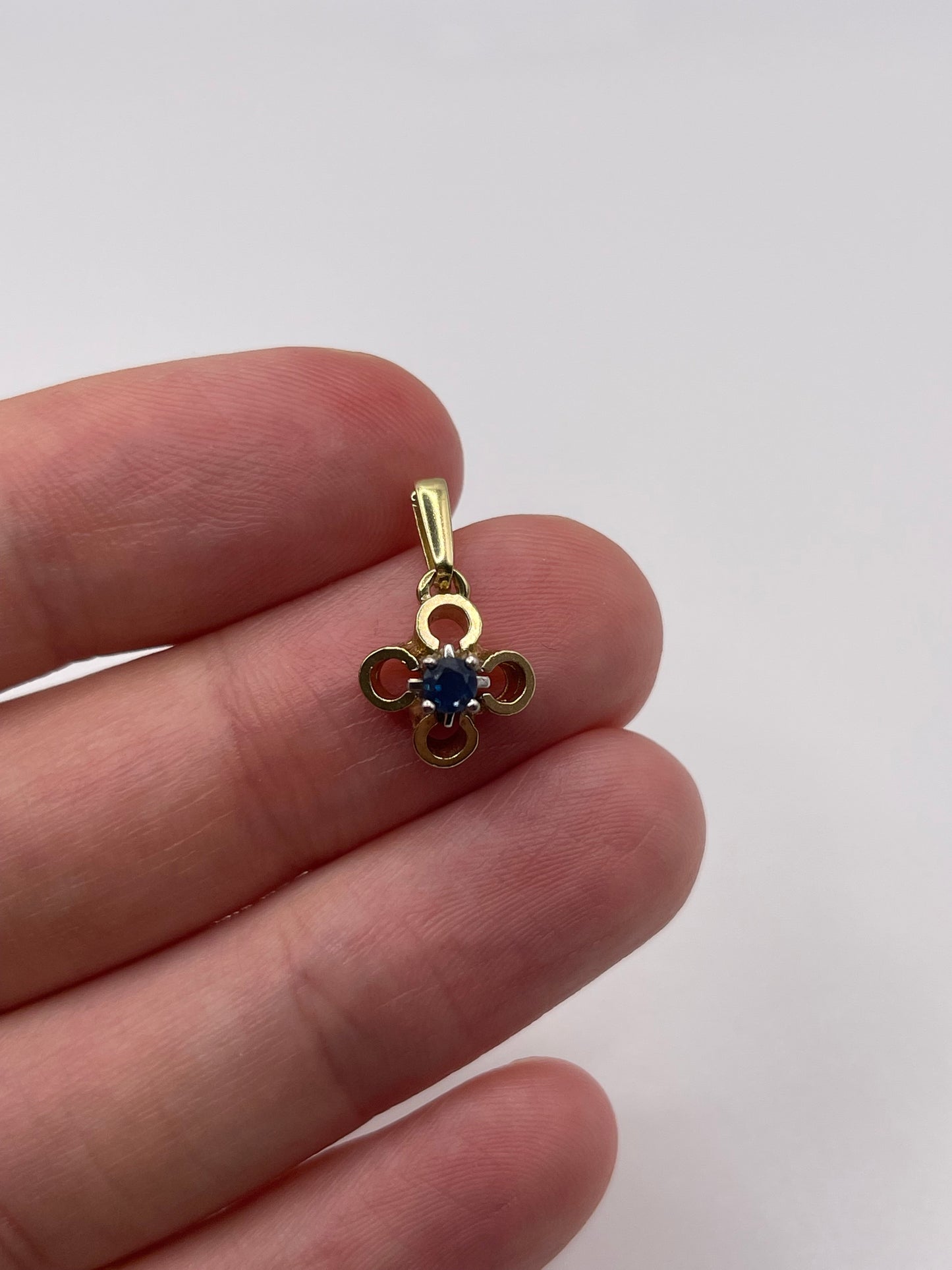 9ct gold sapphire pendant