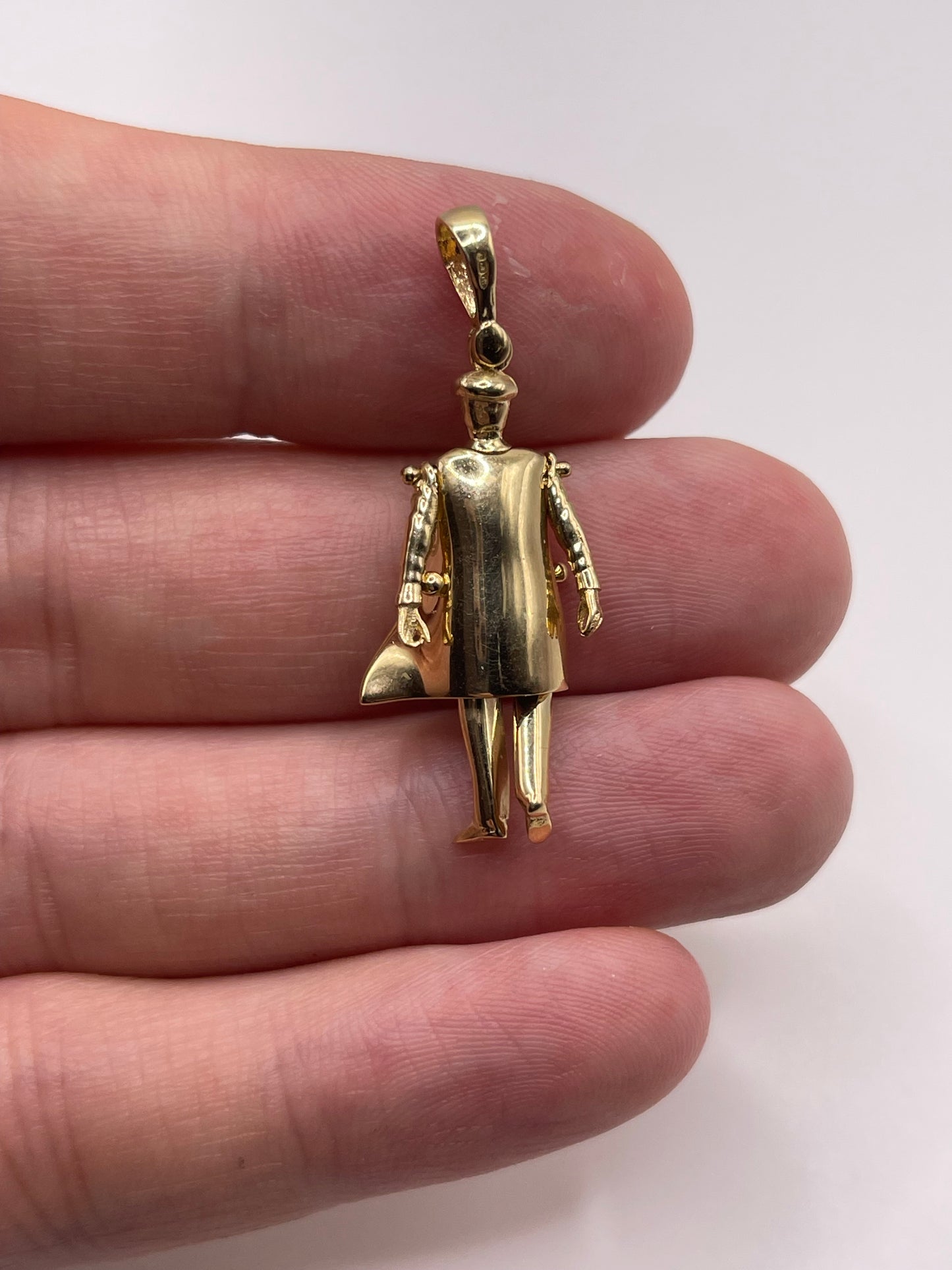 9ct gold peaky blinders pendant