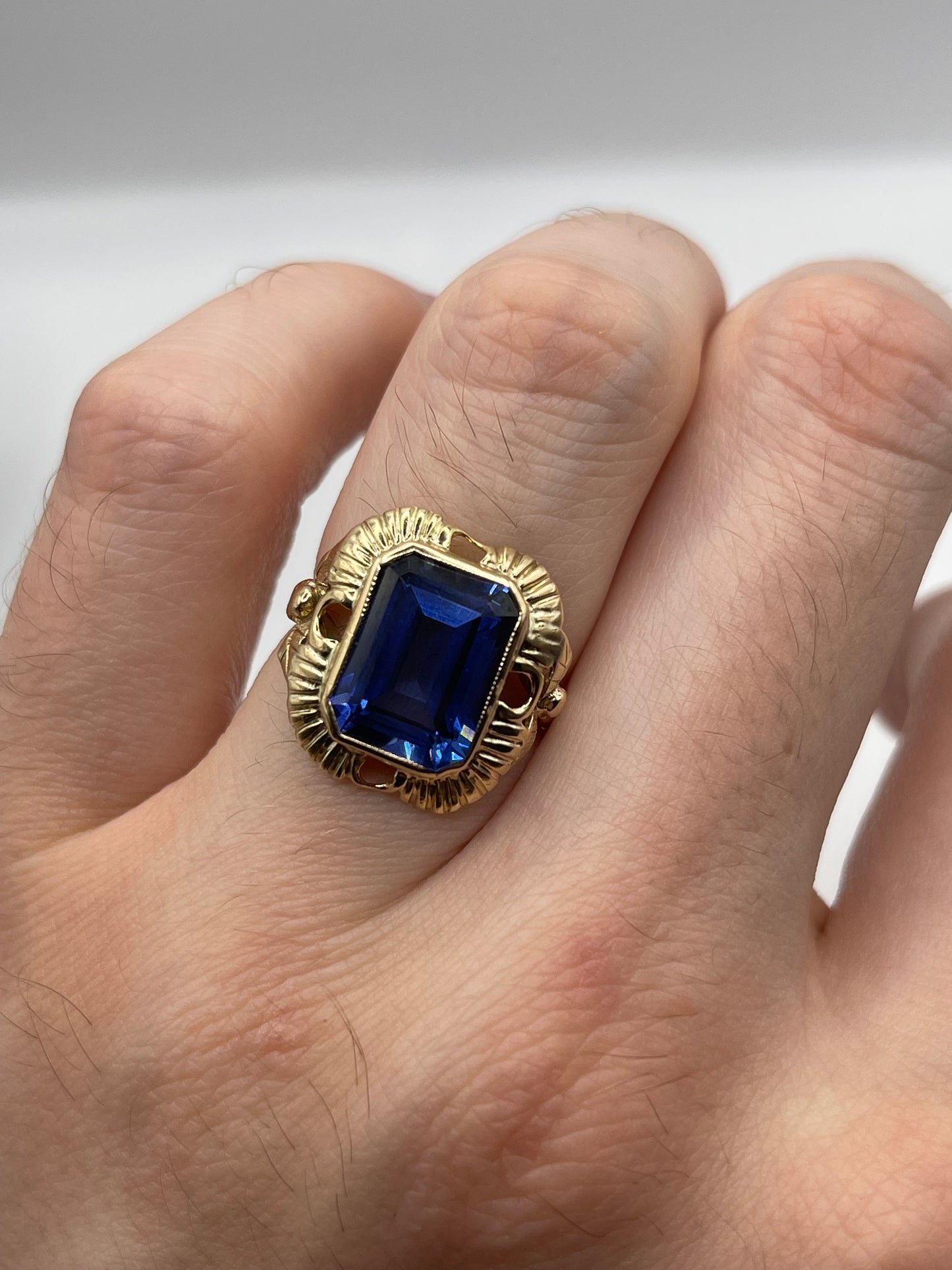 9ct gold synthetic spinel ring