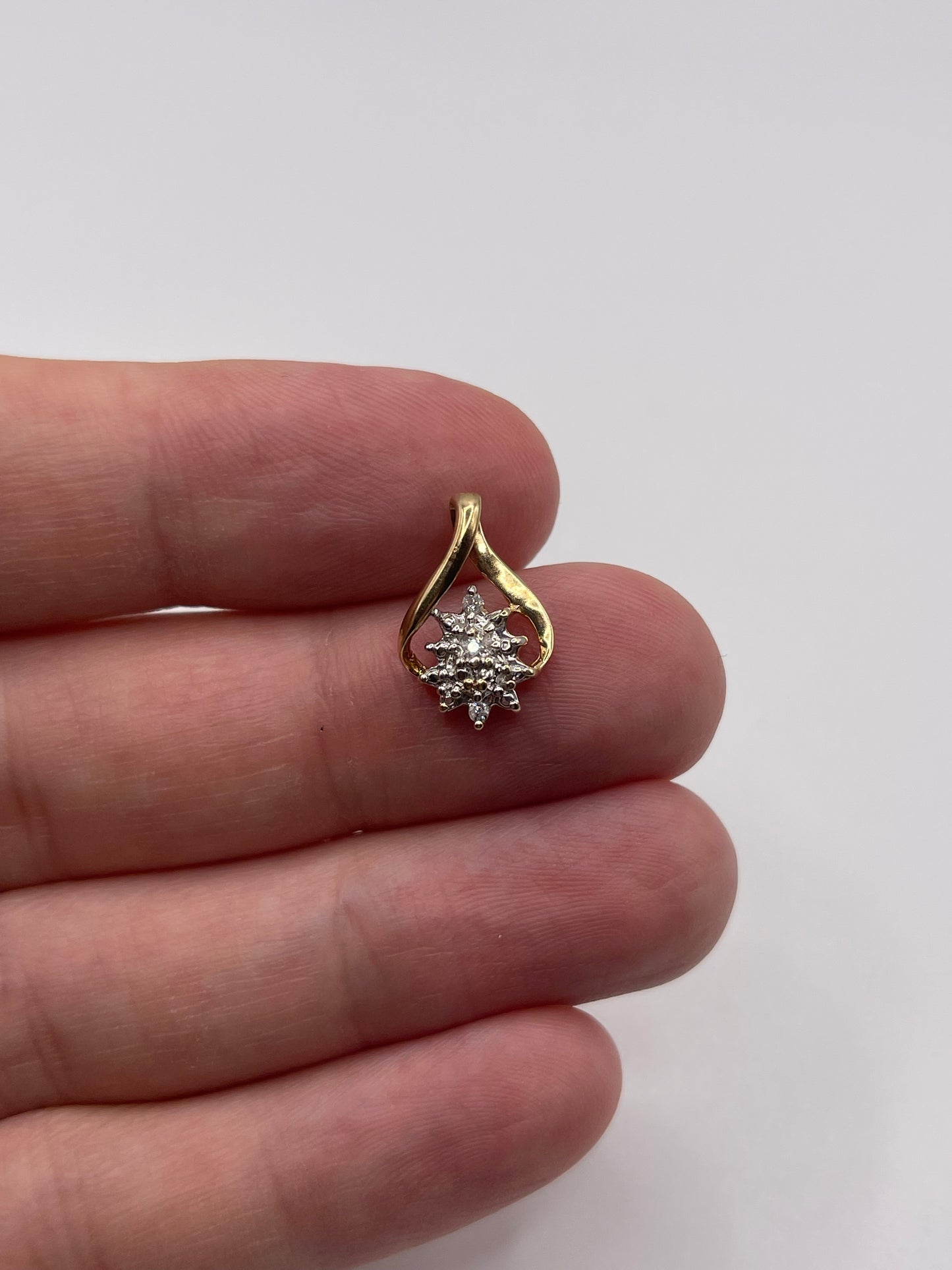 9ct gold diamond cluster pendant