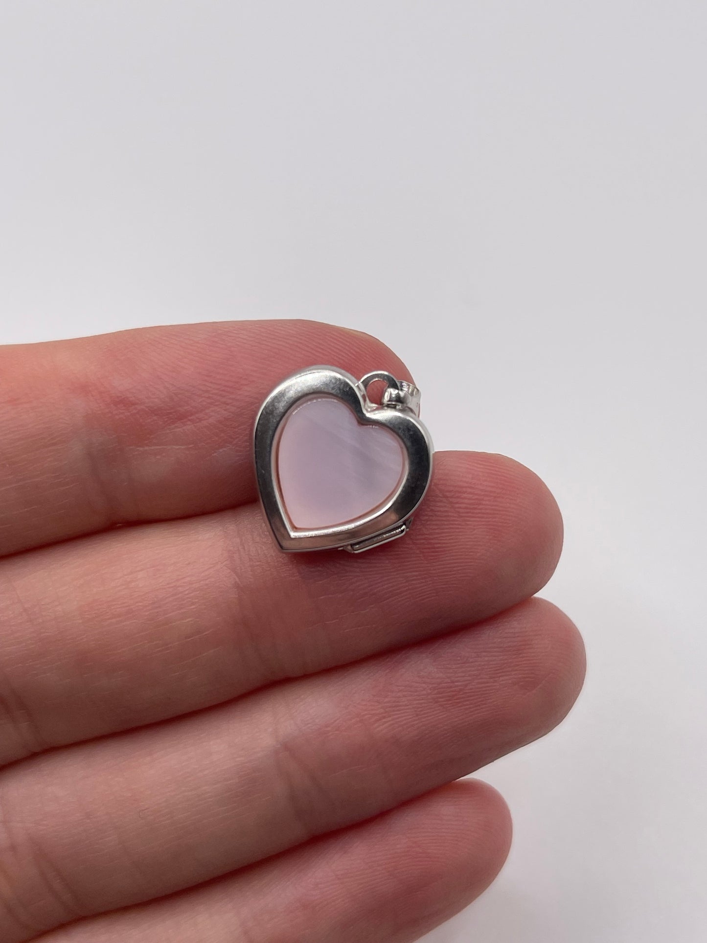9ct white gold mother of pearl heart locket