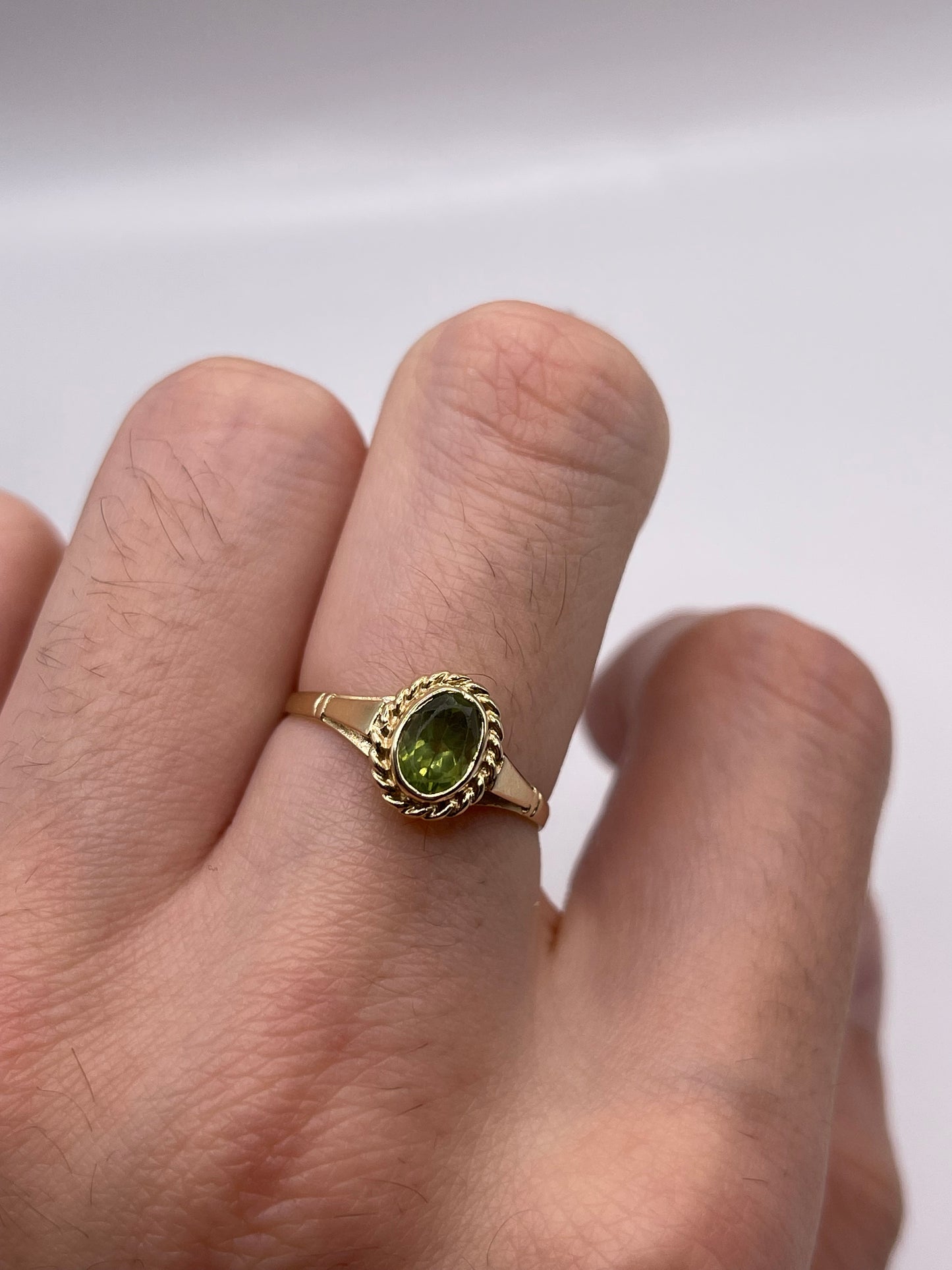 9ct gold quartz ring