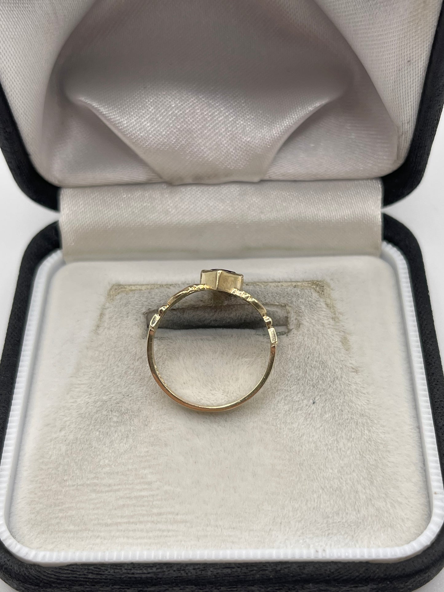 9ct gold amethyst claddagh ring