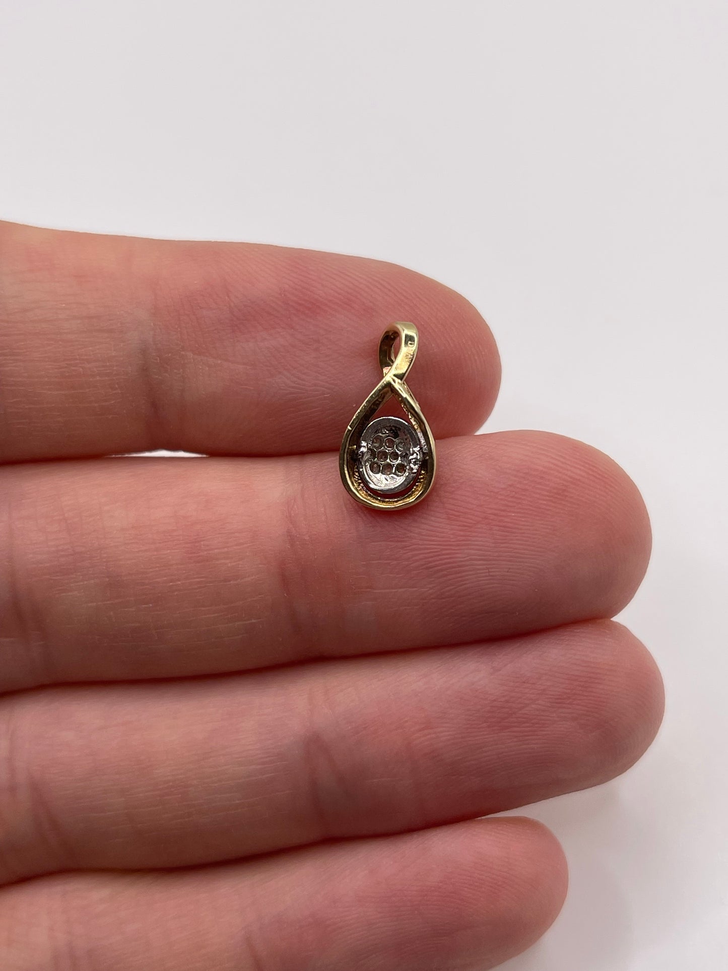 9ct gold diamond cluster pendant
