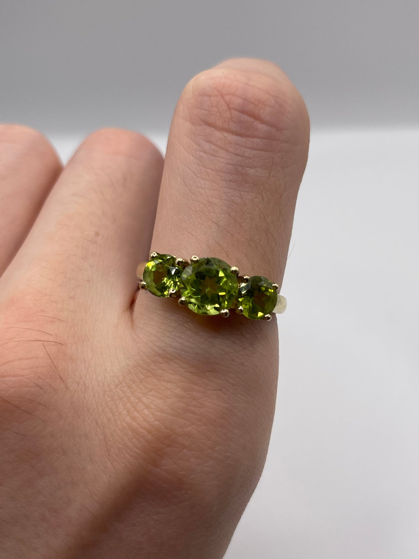 9ct gold peridot ring