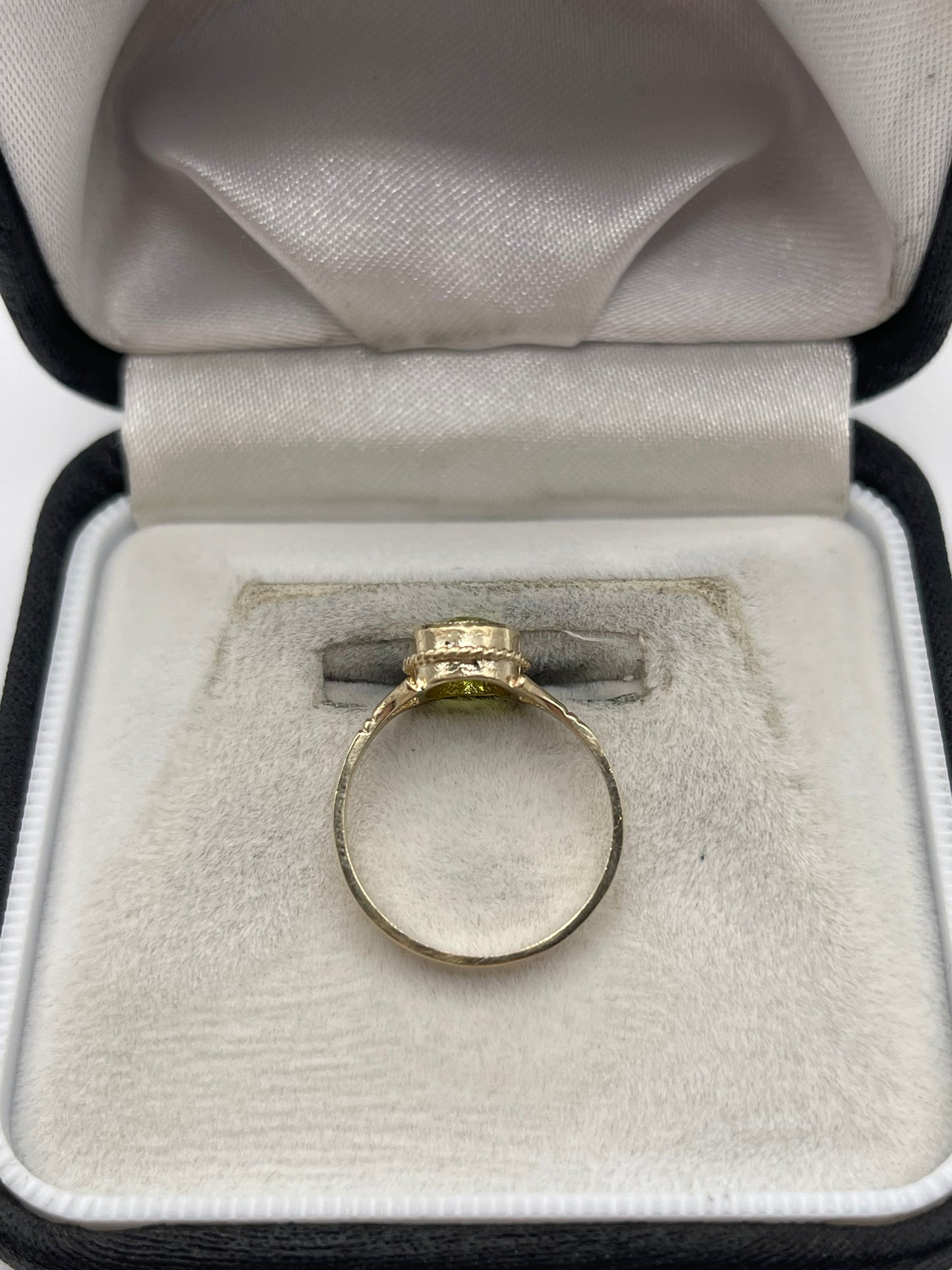 9ct gold peridot ring