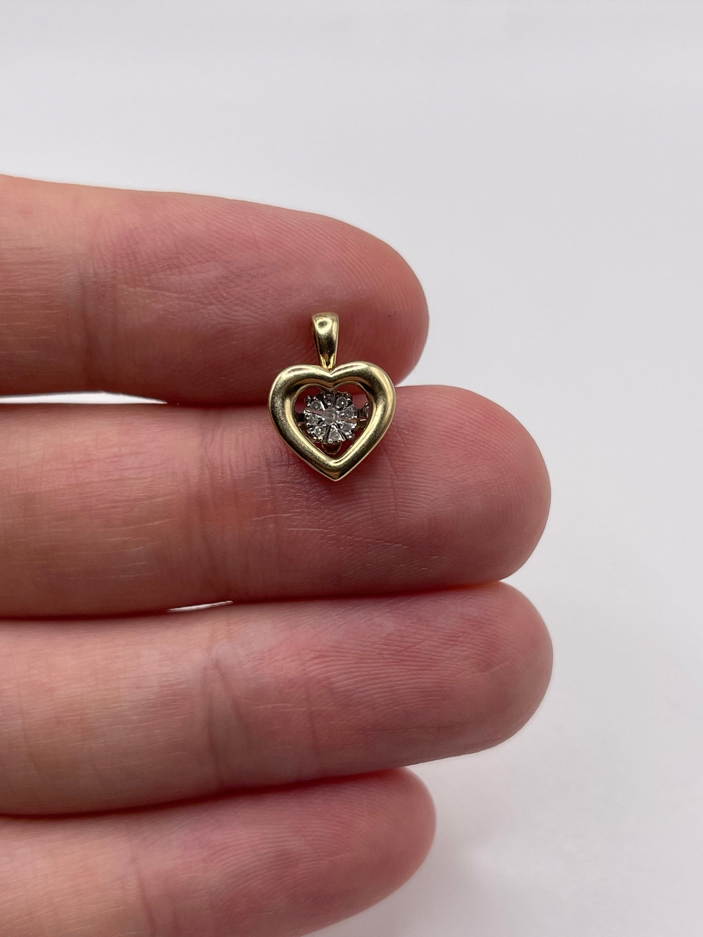 9ct gold diamond heart pendant