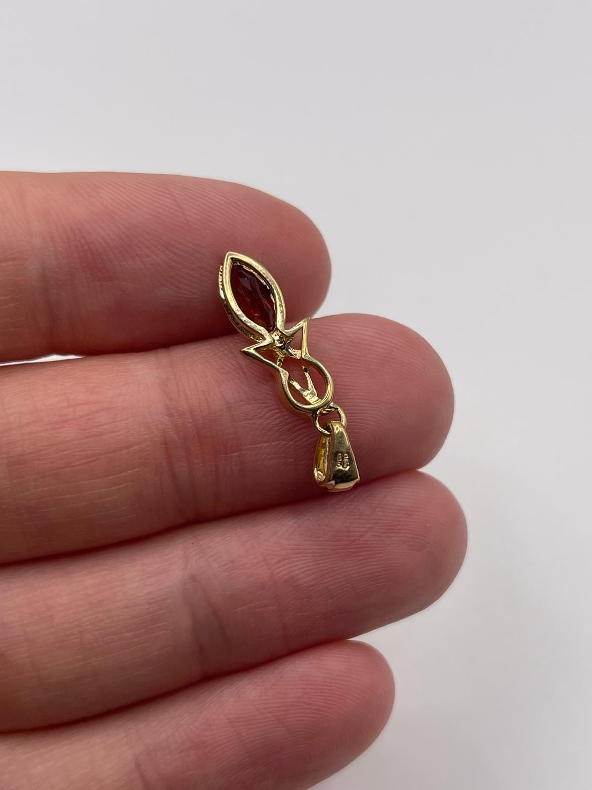 9ct gold garnet pendant