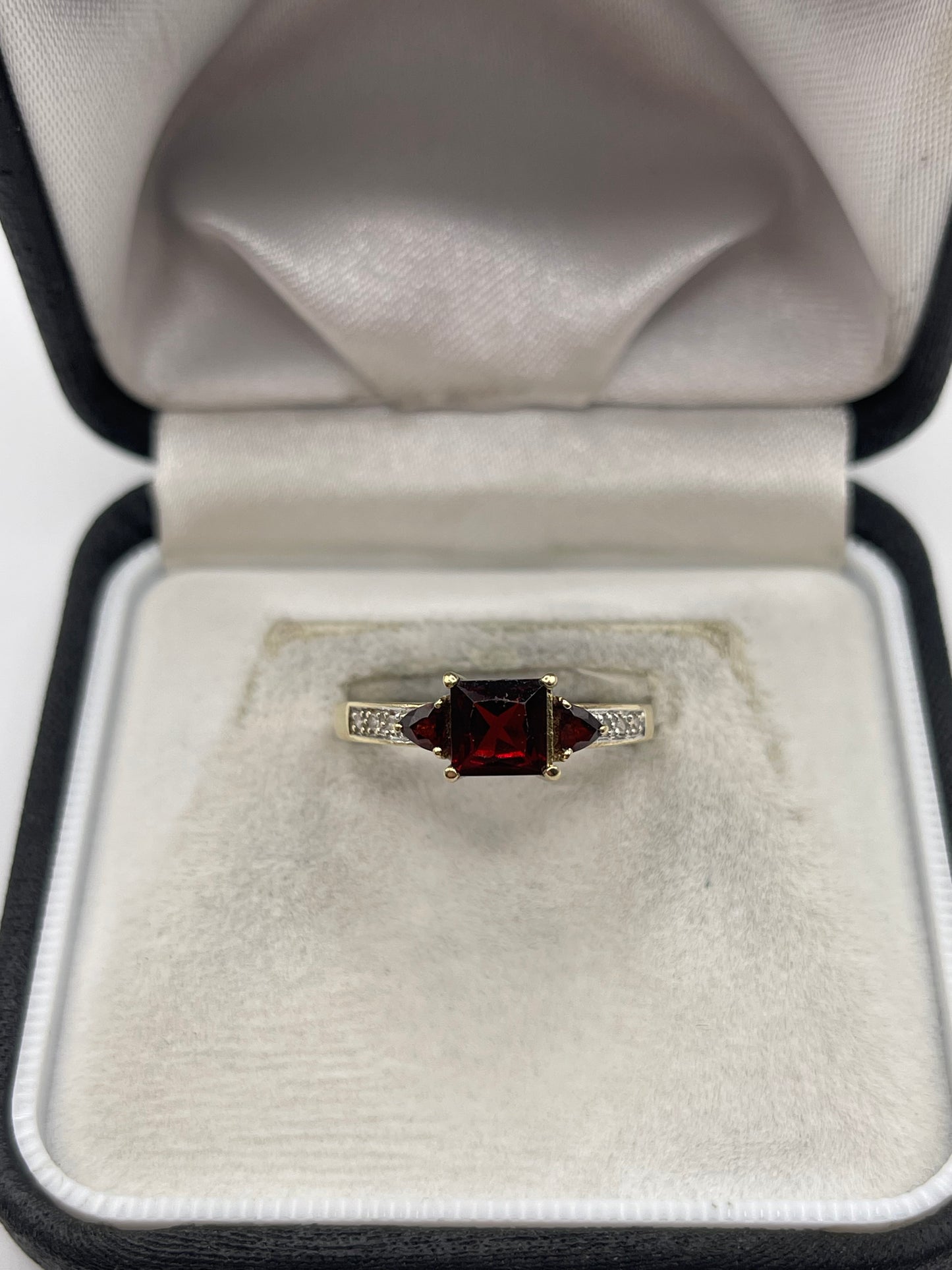 9ct gold garnet and diamond ring