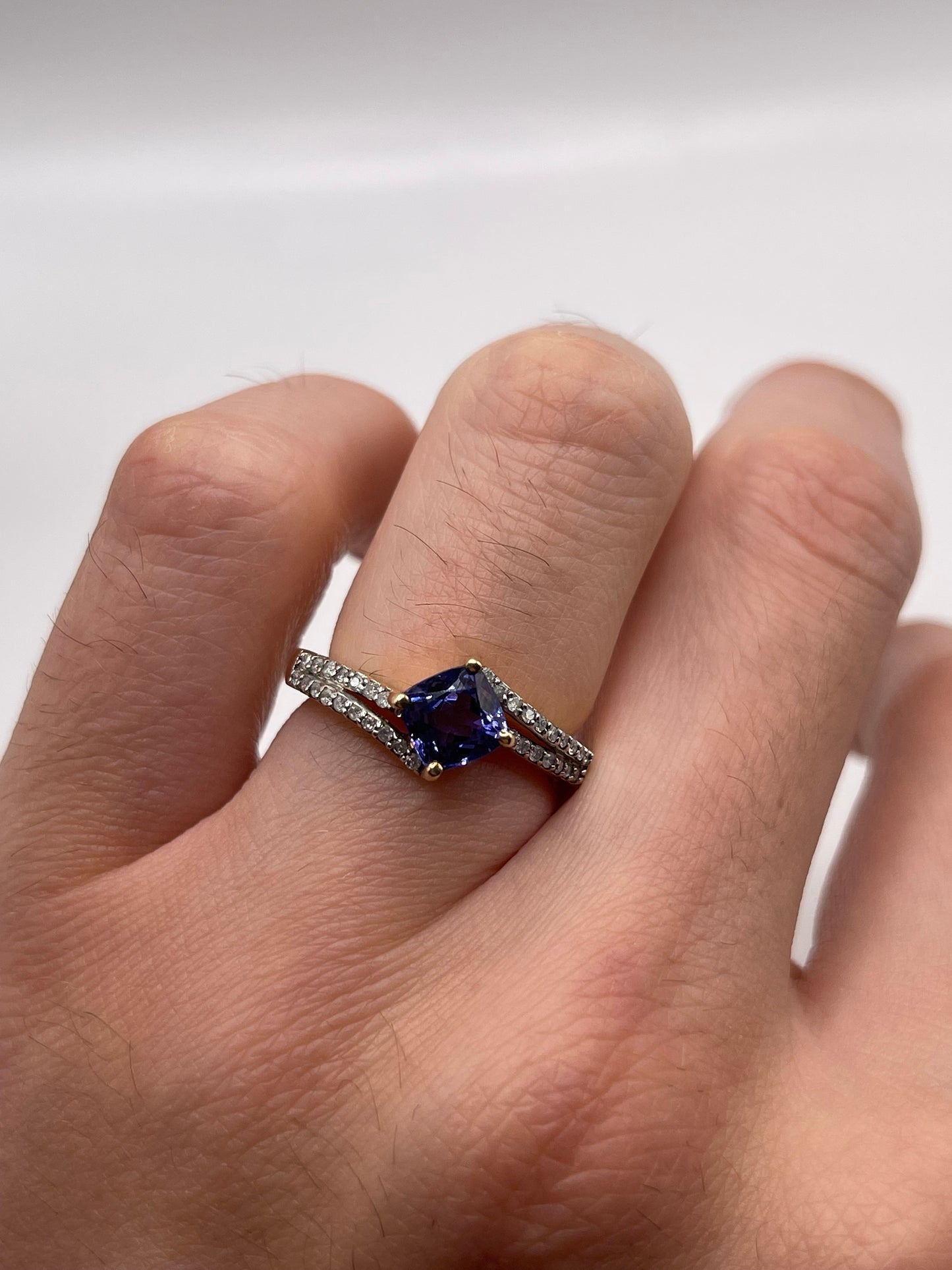 9ct gold tanzanite and diamond ring