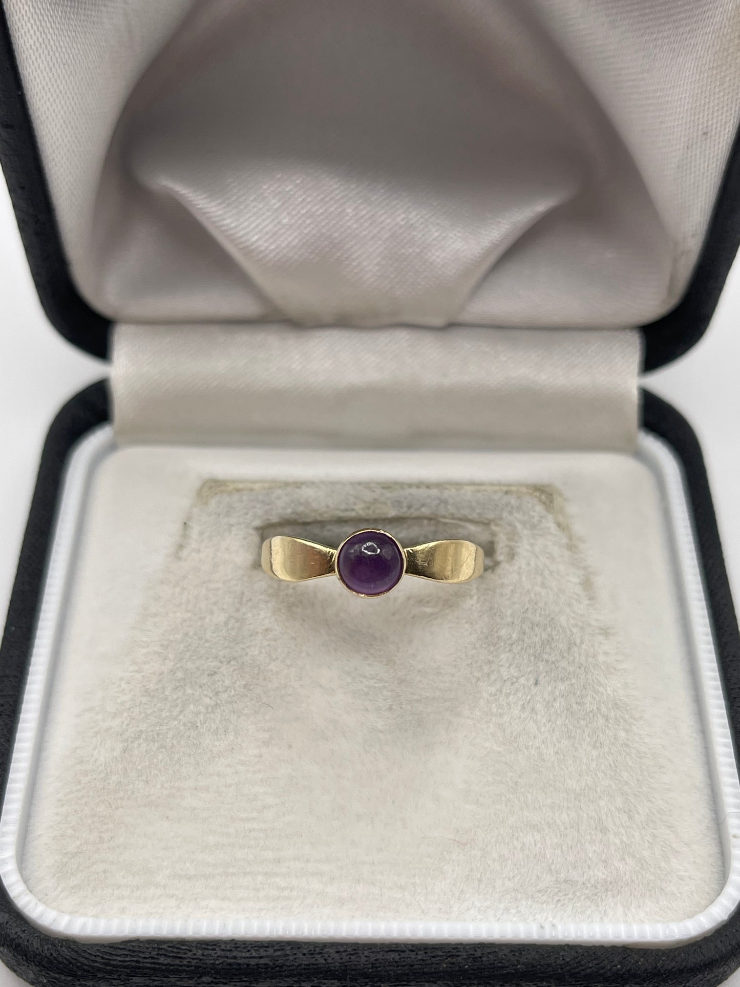 9ct gold cabochon amethyst ring
