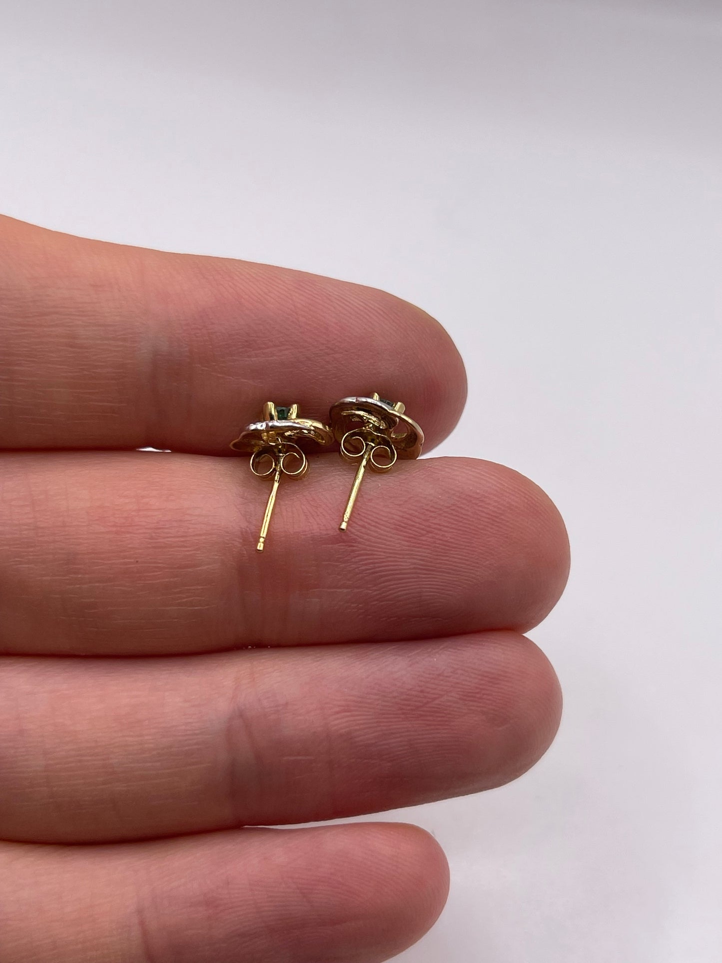 9ct gold emerald earrings