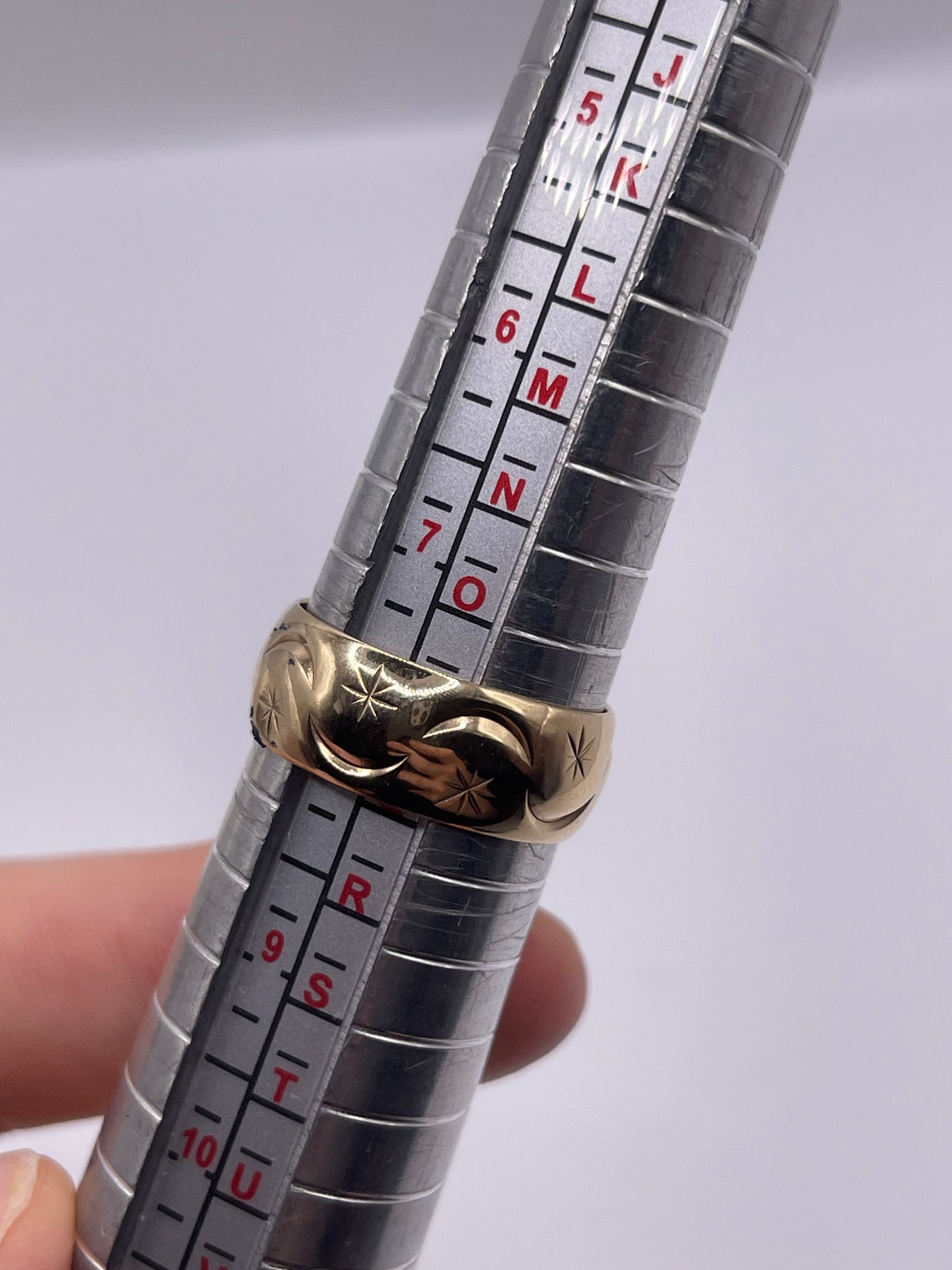 9ct gold patterned band