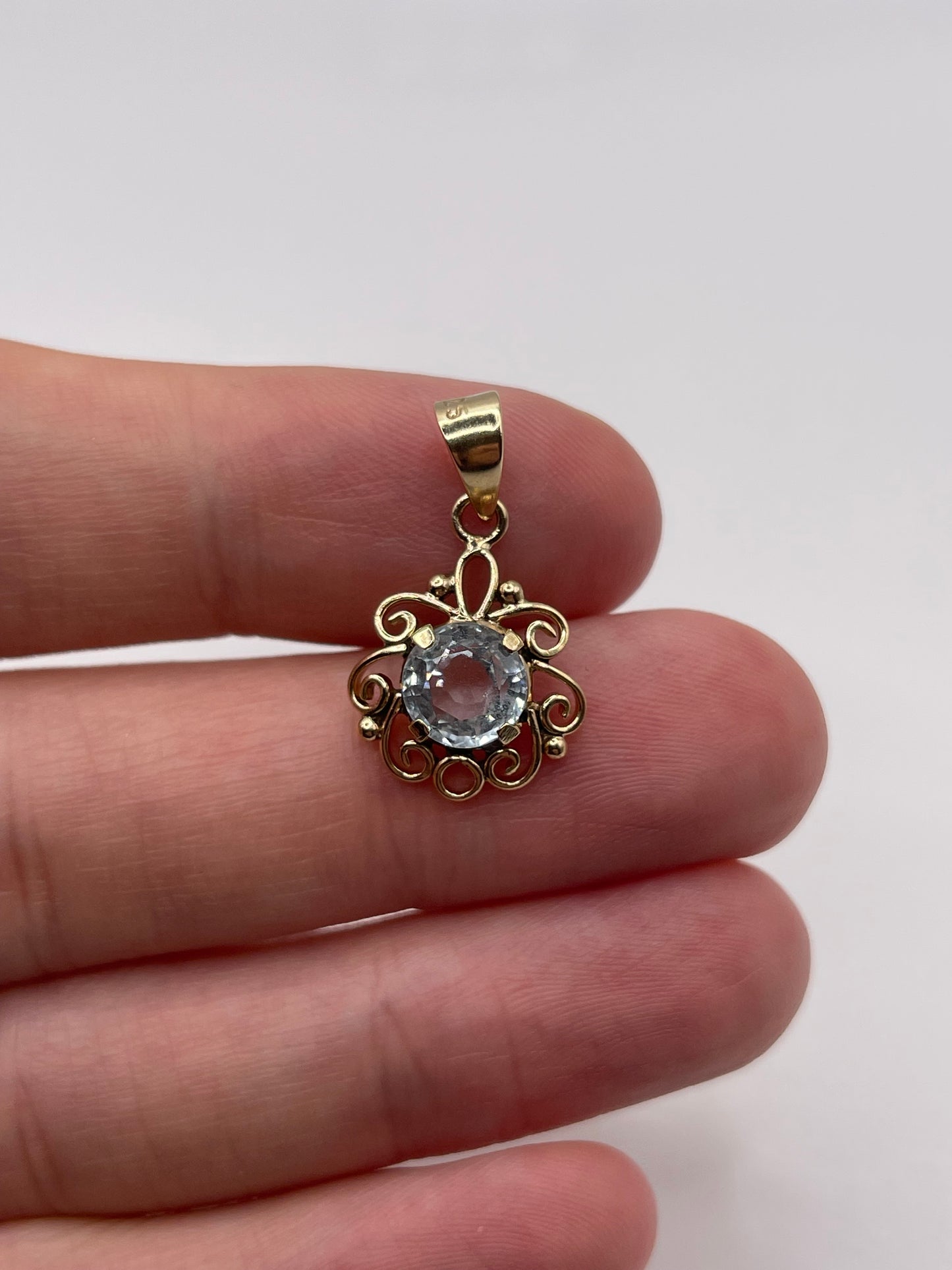 9ct gold aquamarine pendant