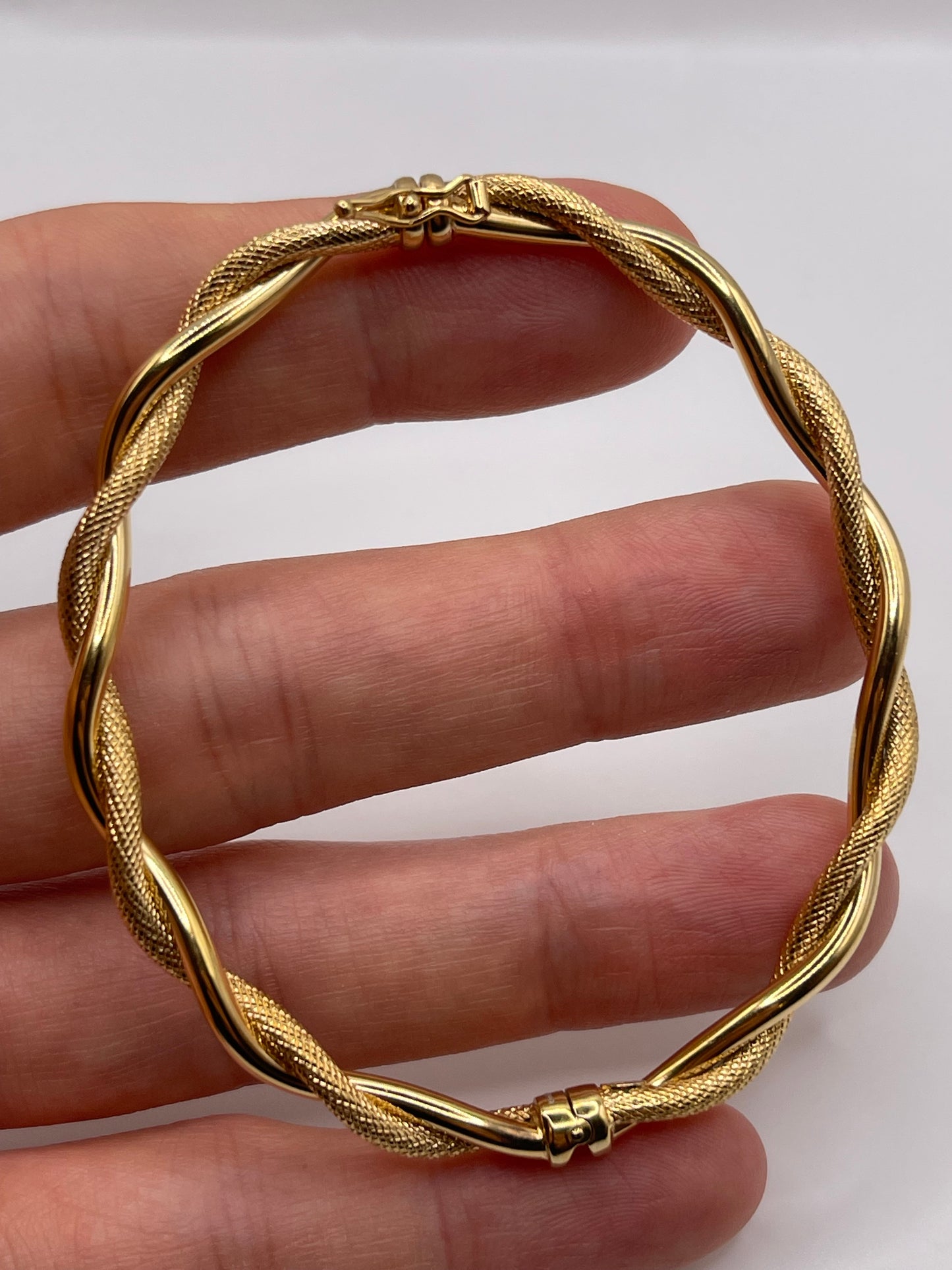 9ct gold bangle