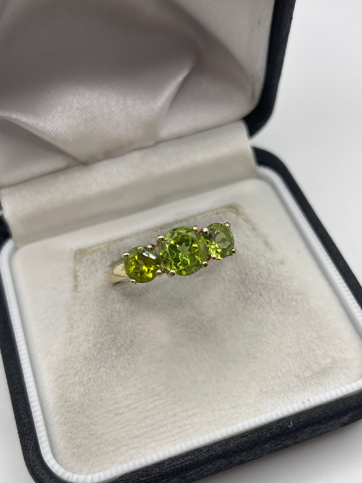 9ct gold peridot ring