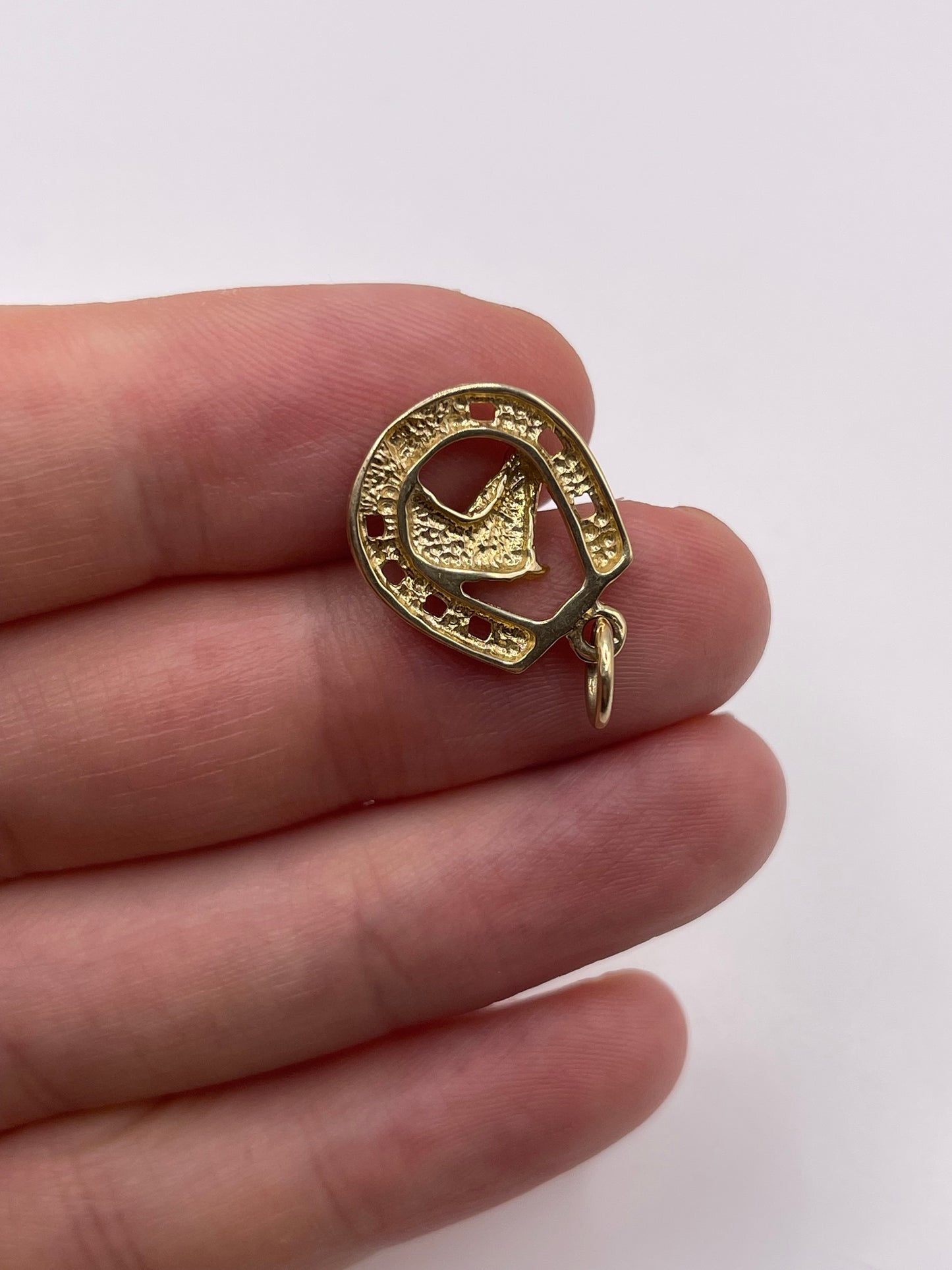 9ct gold horseshoe pendant