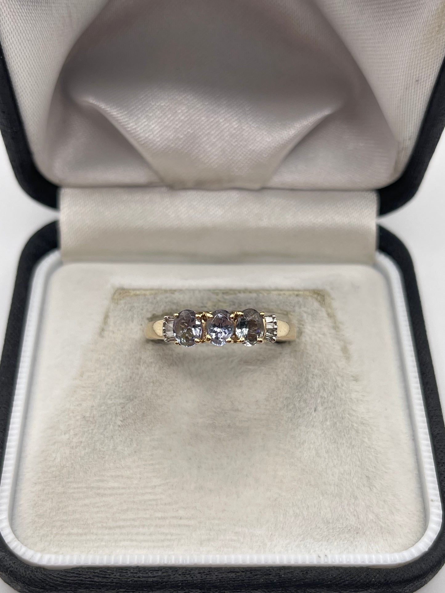 9ct gold tanzanite and diamond ring