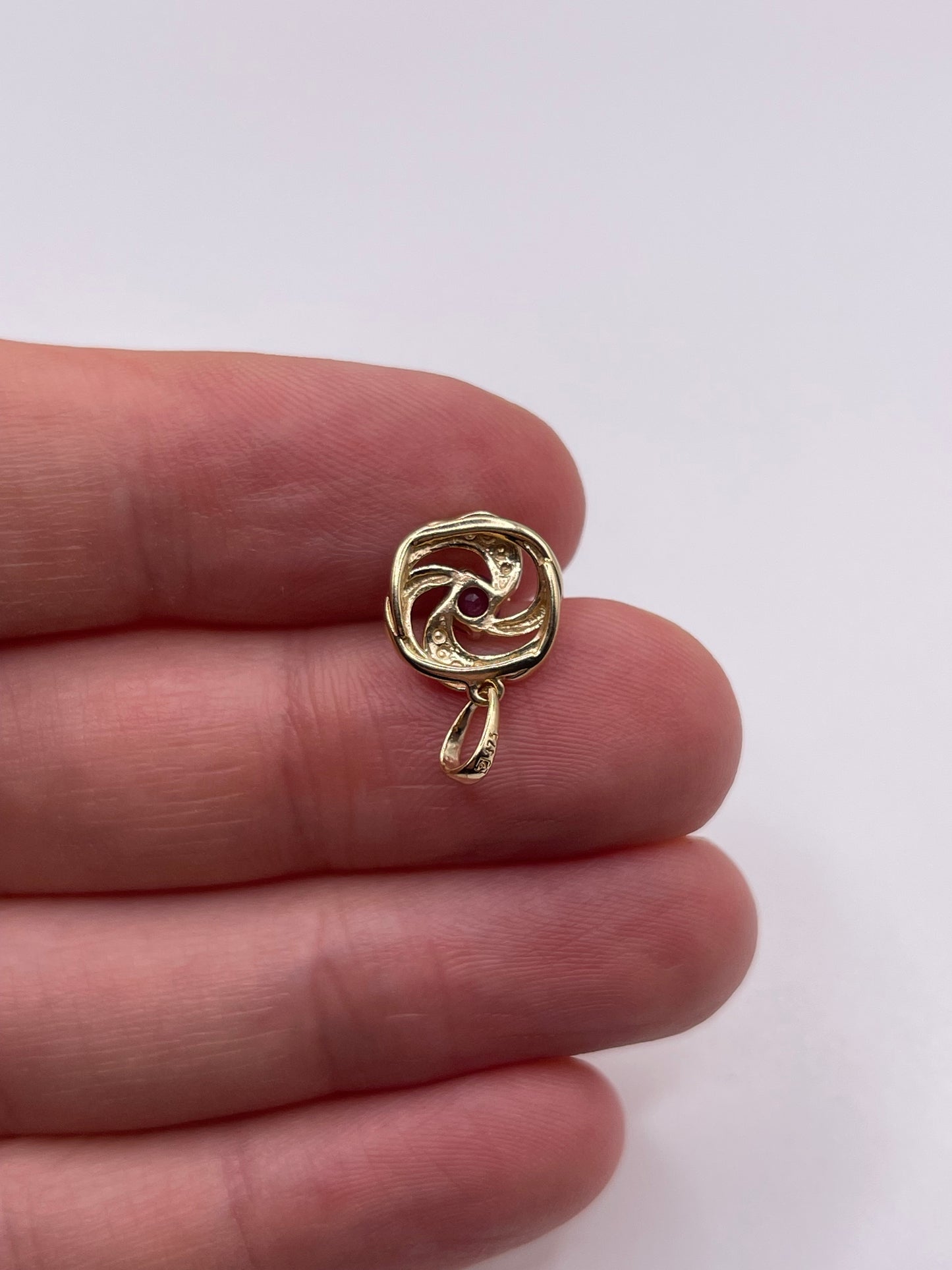 9ct gold ruby pendant