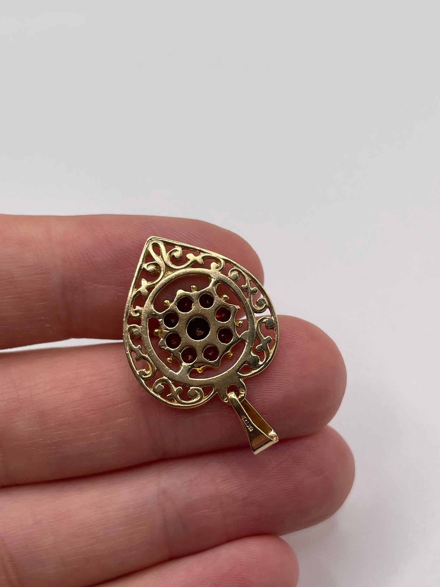 9ct gold garnet heart pendant