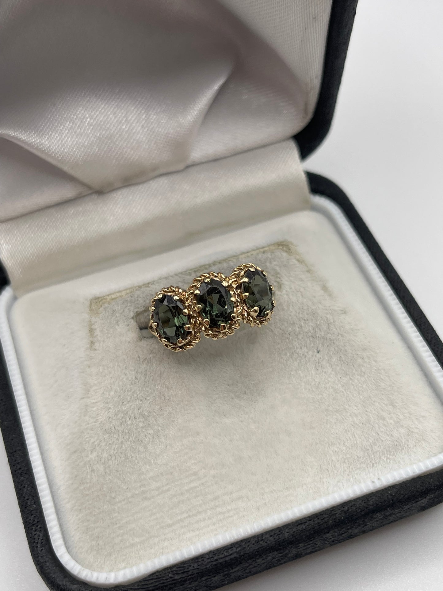 9ct gold synthetic spinel ring