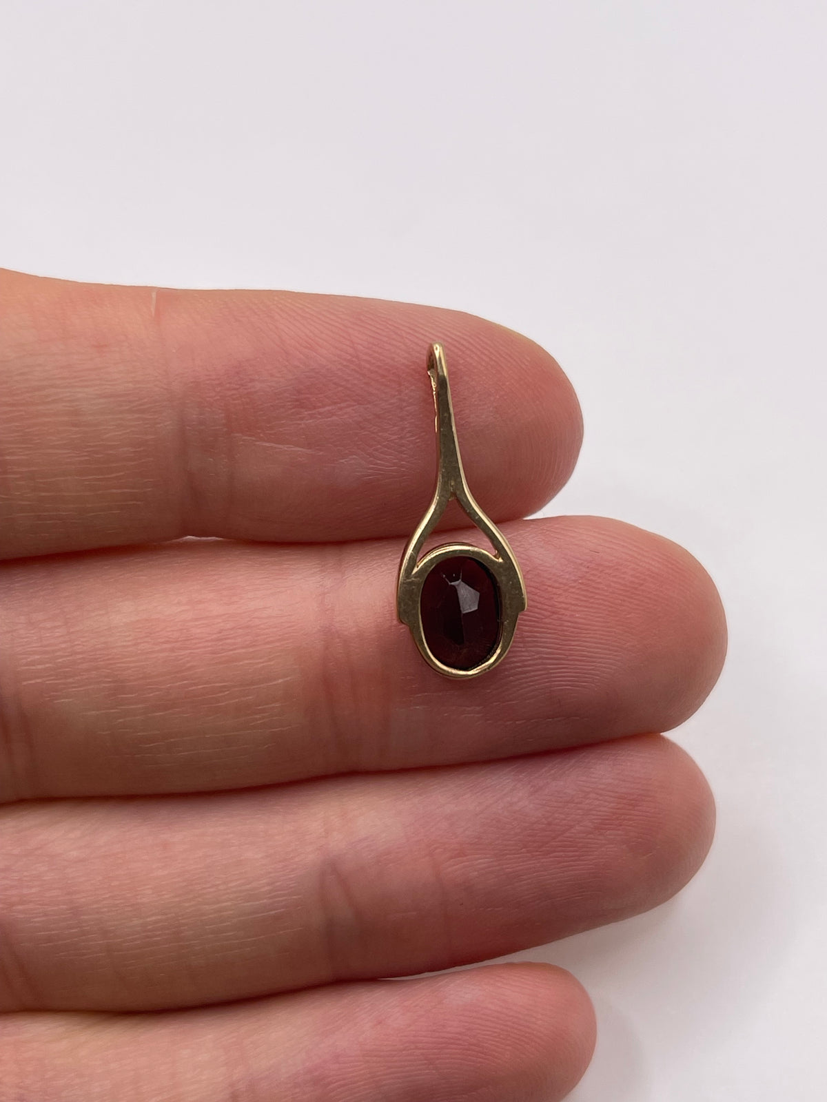 9ct gold garnet pendant