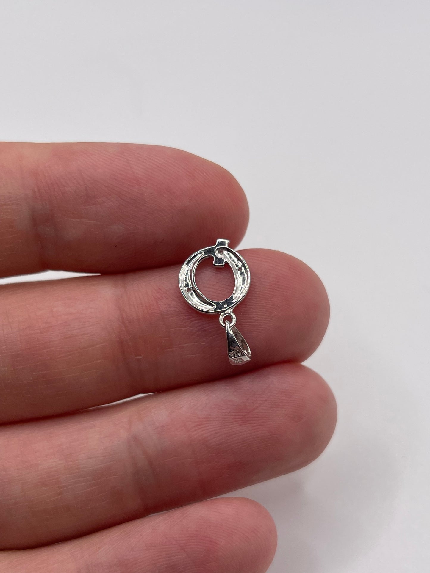 9ct white gold diamond initial Q pendant