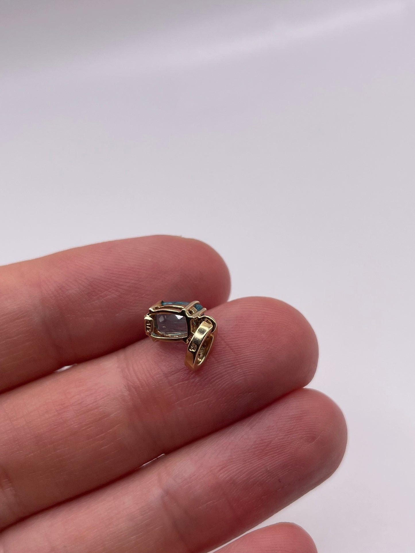 9ct gold topaz and diamond pendant