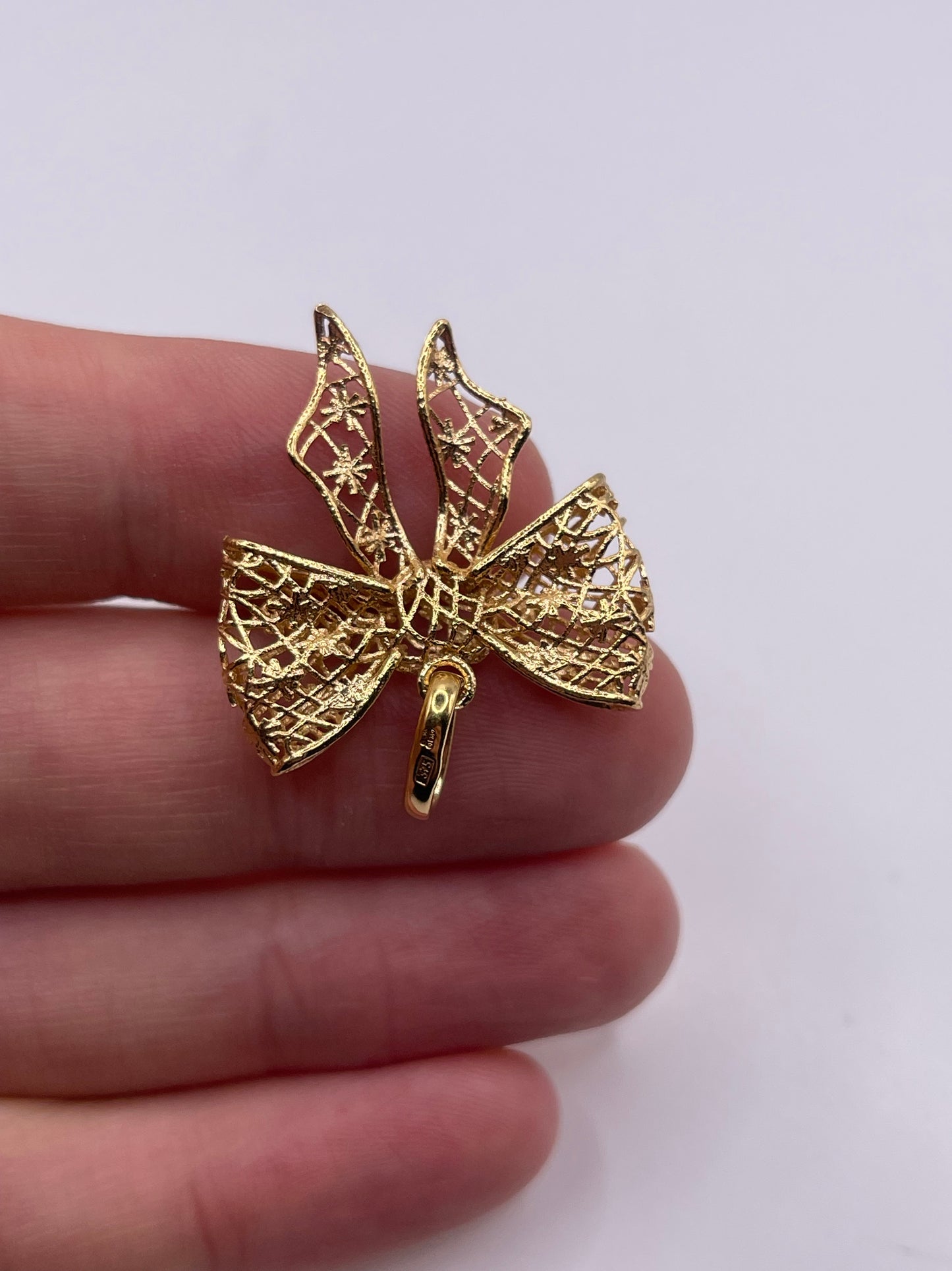 9ct gold ribbon pendant