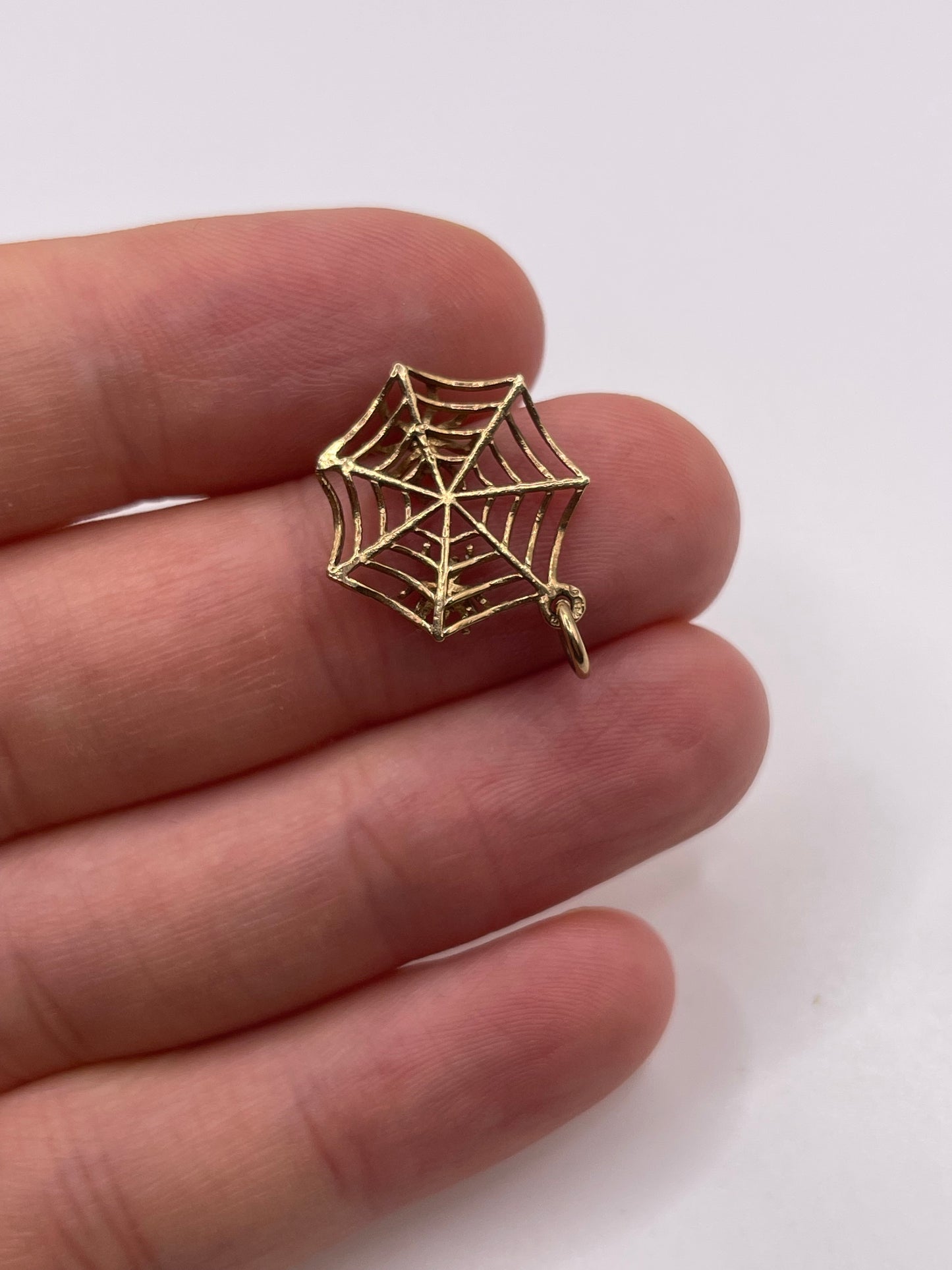 9ct gold spiders web pendant