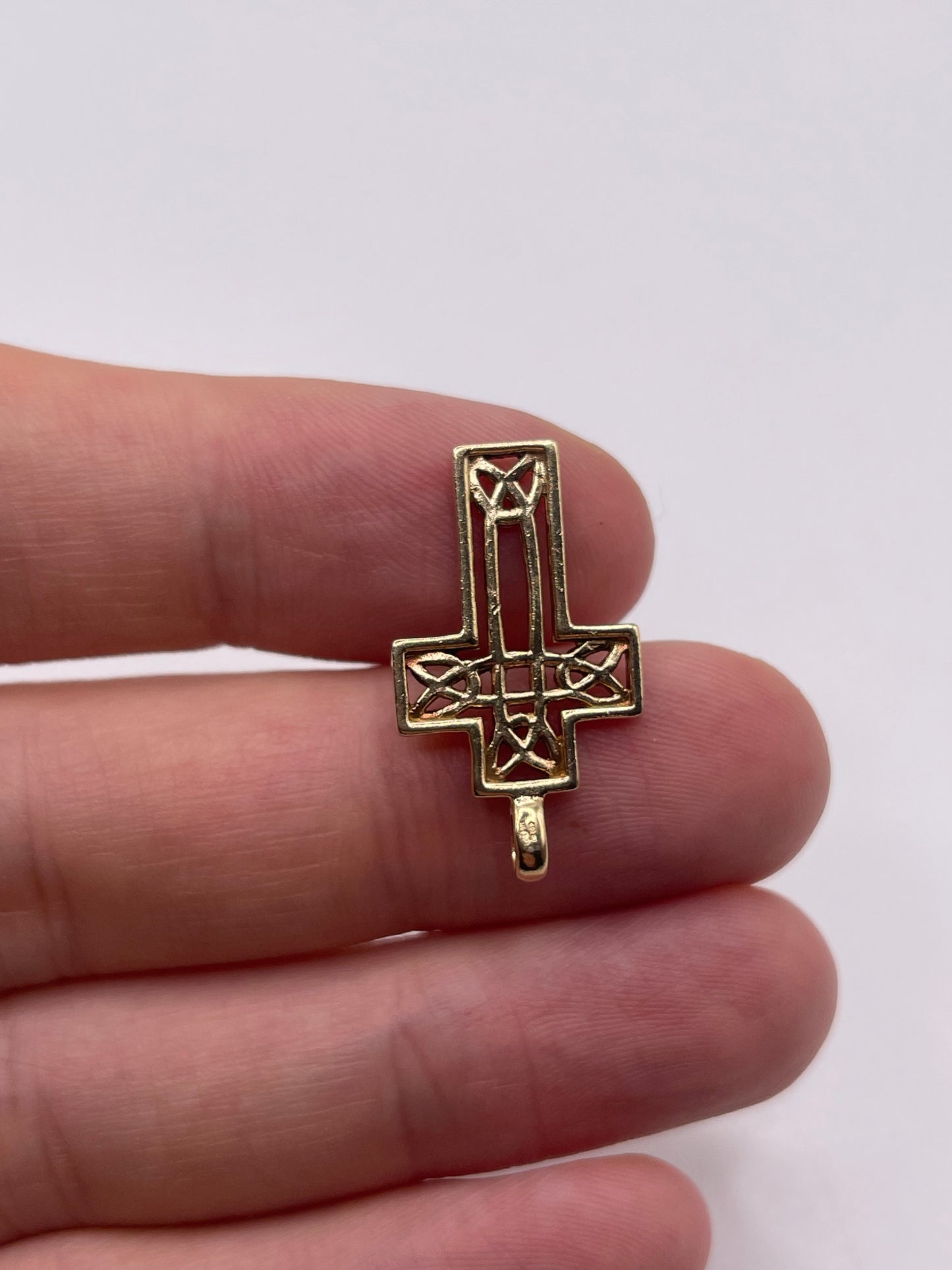 9ct gold cross pendant